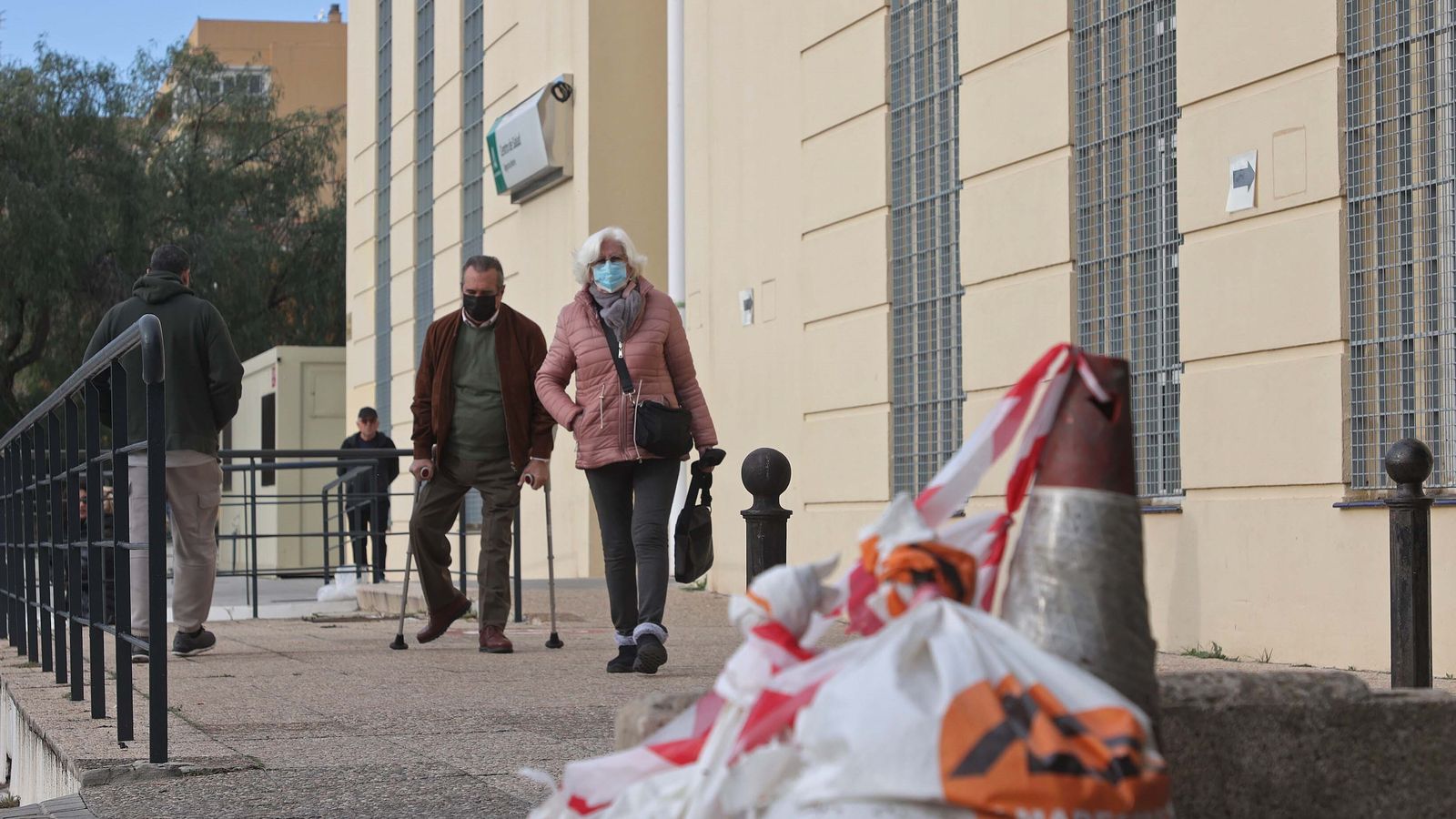 Sanidad implantará el miércoles la obligatoriedad de la mascarilla en hospitales y centros sanitarios.