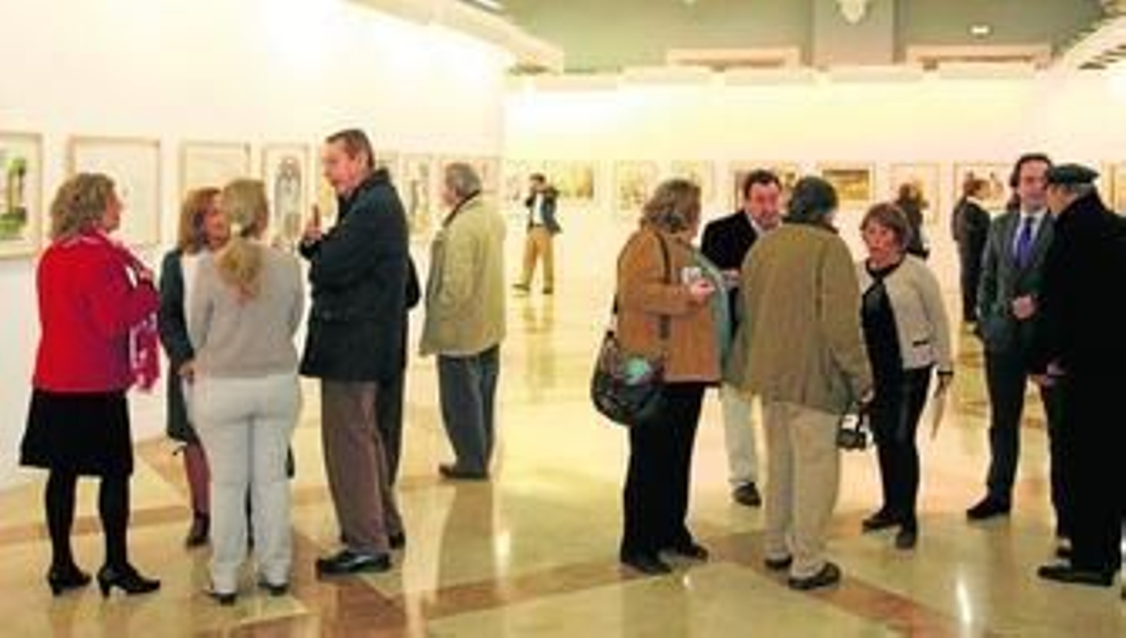 1. Un momento de la jornada inaugural de la exposición 25 años, 75 acuarelistas ayer por la tarde, en el Salón Iberoamericano de la Casa Colón. 2. Algunas de las obras que conforman la muestra, que finaliza en Huelva su periplo por la comunidad andaluza. 3. La acuarela realizada por la duquesa de Alba, cedida temporalmente para la exposición con motivo del 25 aniversario de la Agrupación de Acuarelistas de Andalucía. 4. Alfonso Aramburu, con Cayetana Fitz-James Stuart, presidenta de honor de la Agrupación de Acuarelistas de Andalucía, en una exposición en Sevilla.