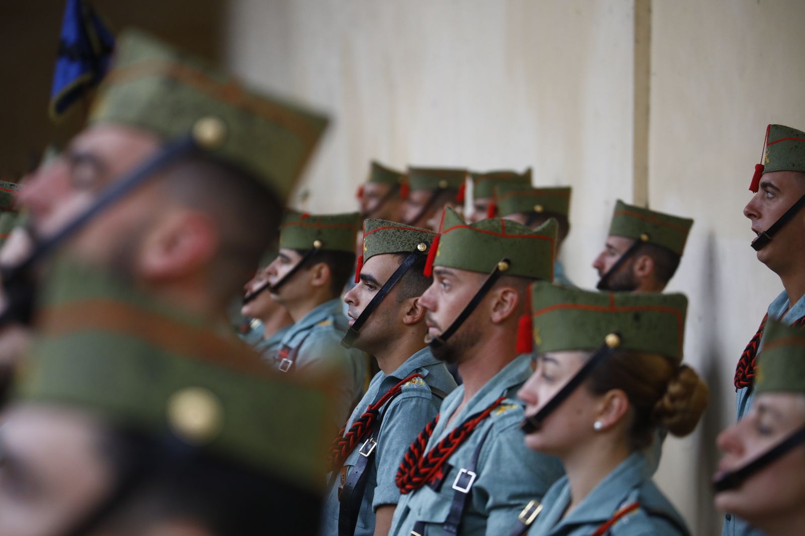 Las mejores imágenes del vía crucis de la Caridad de Córdoba con la Legión en este Viernes Santo
