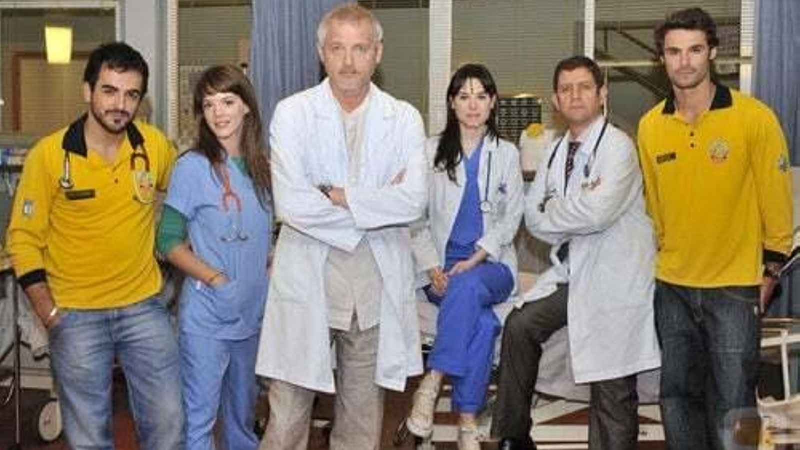 Rebellón (centro, en el papel del doctor Vilches), con el resto del elenco de 'Hospital Central'.
