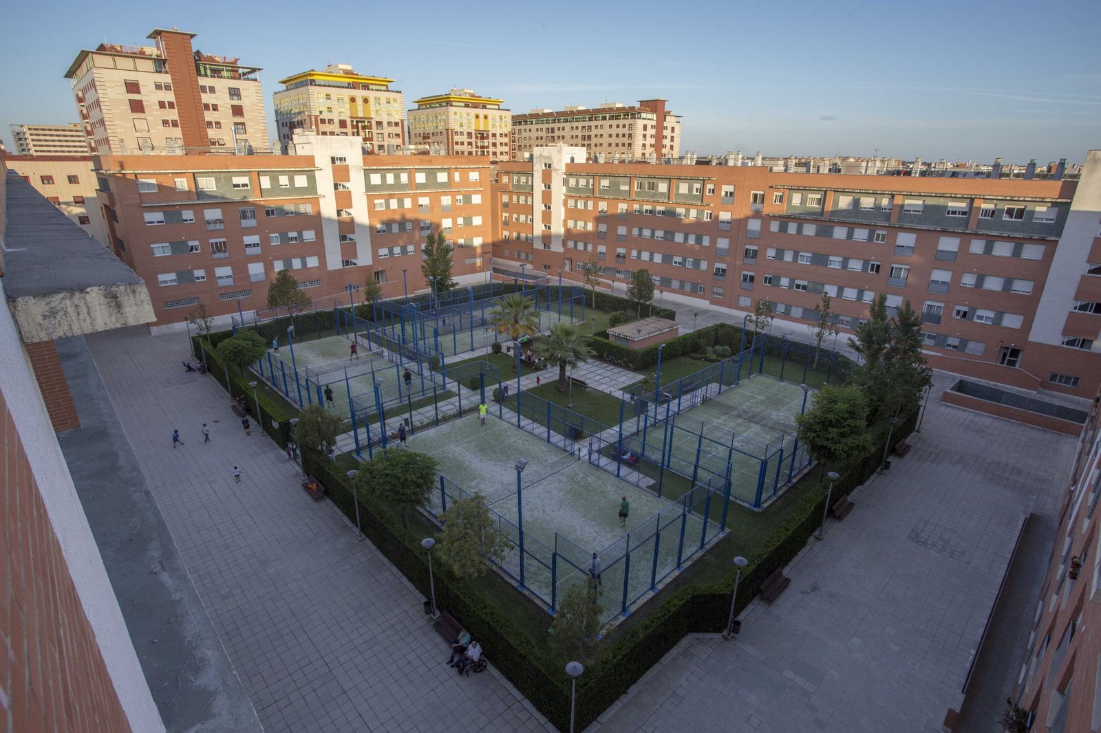 Las pistas de pádel ocupan el patio comunal de las VPO de Arttysur en Bermejales, en lugar de la zona ajardinada que obtuvo licencia.