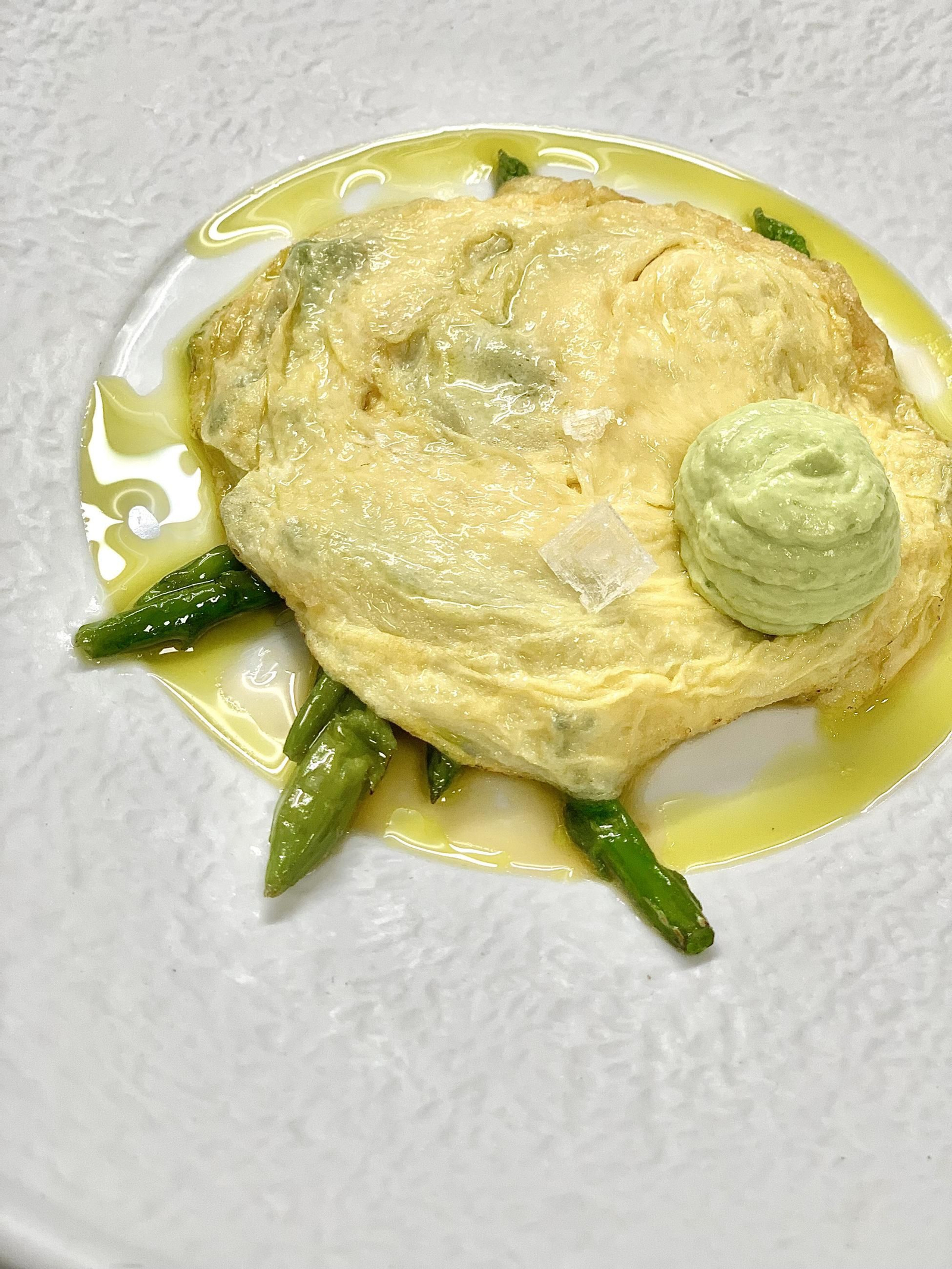 Tortilla de espárragos silvestres con alioli de sus tallos
