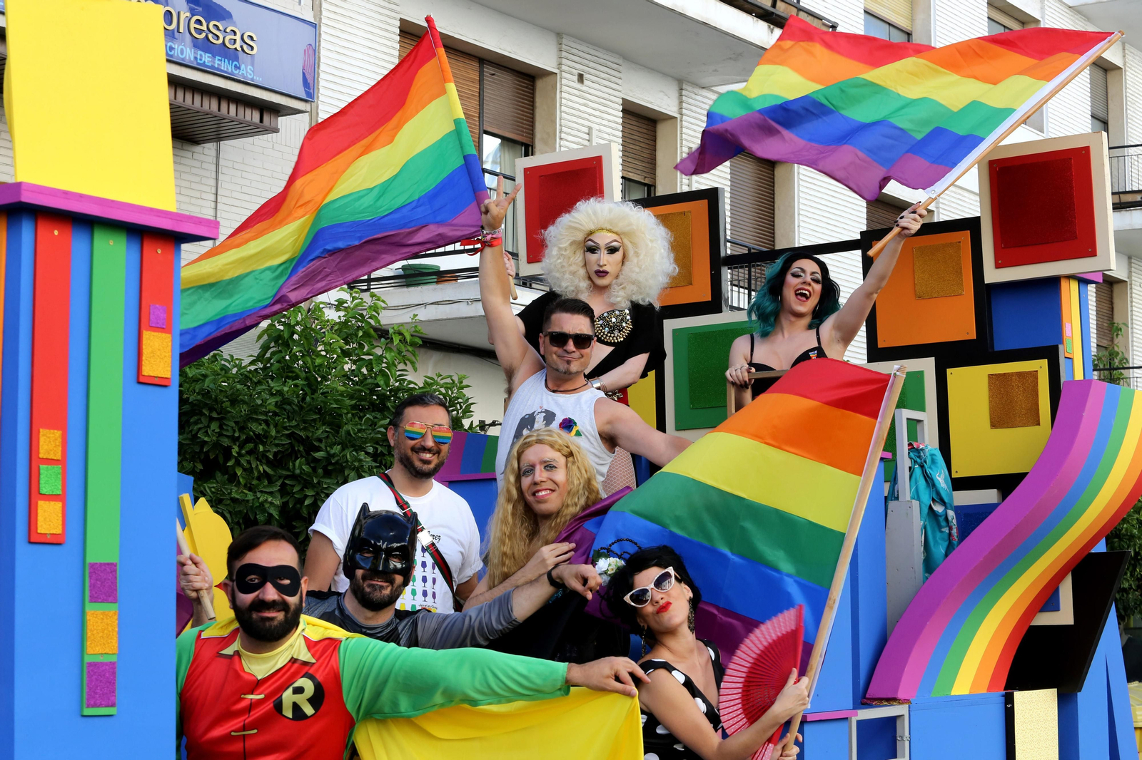 Un grupo que animó una de las carrozas en la primera manifestación LGTBI por el Día del Orgullo, ayer.