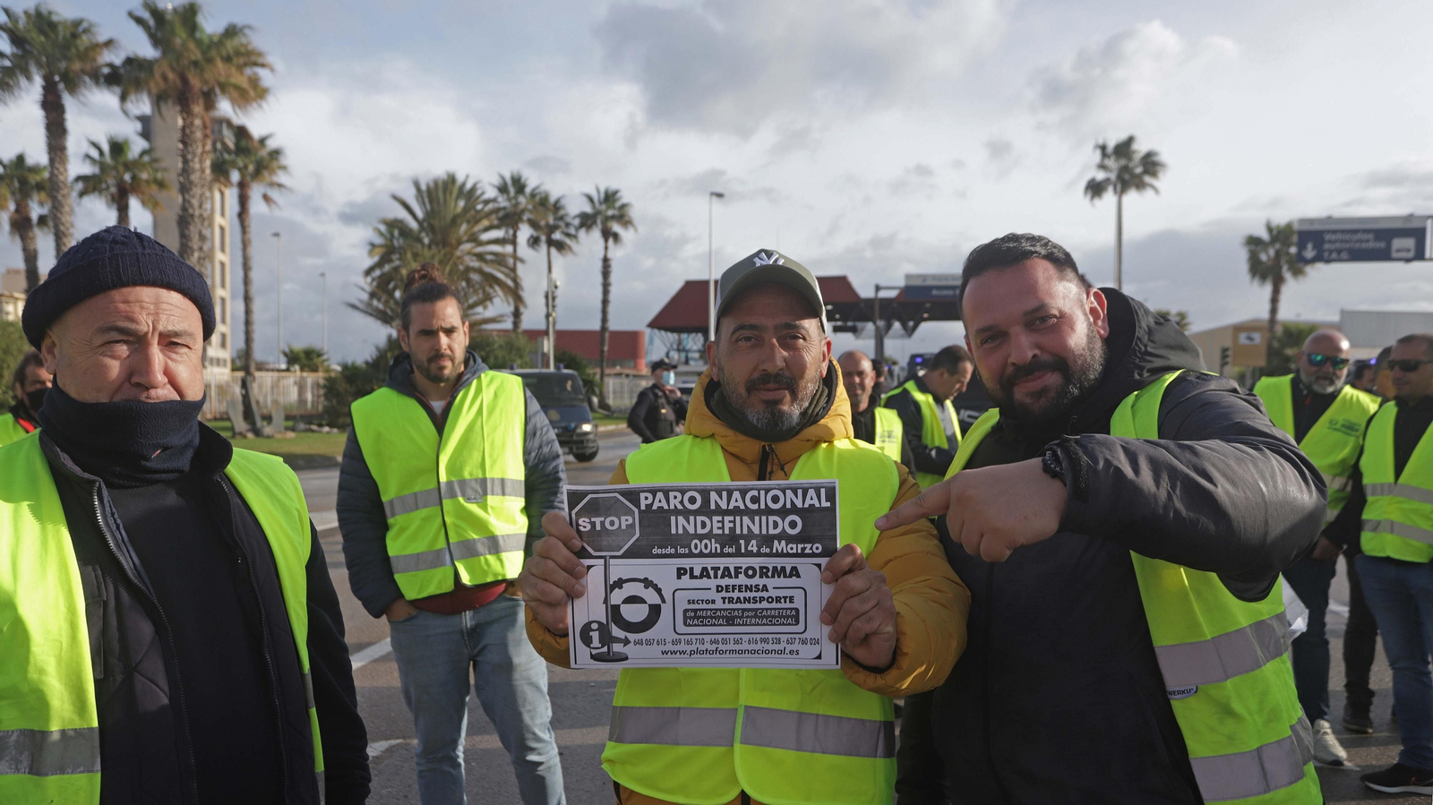 Fotos de la concentración de los camioneros en el acceso sur del puerto de Algeciras