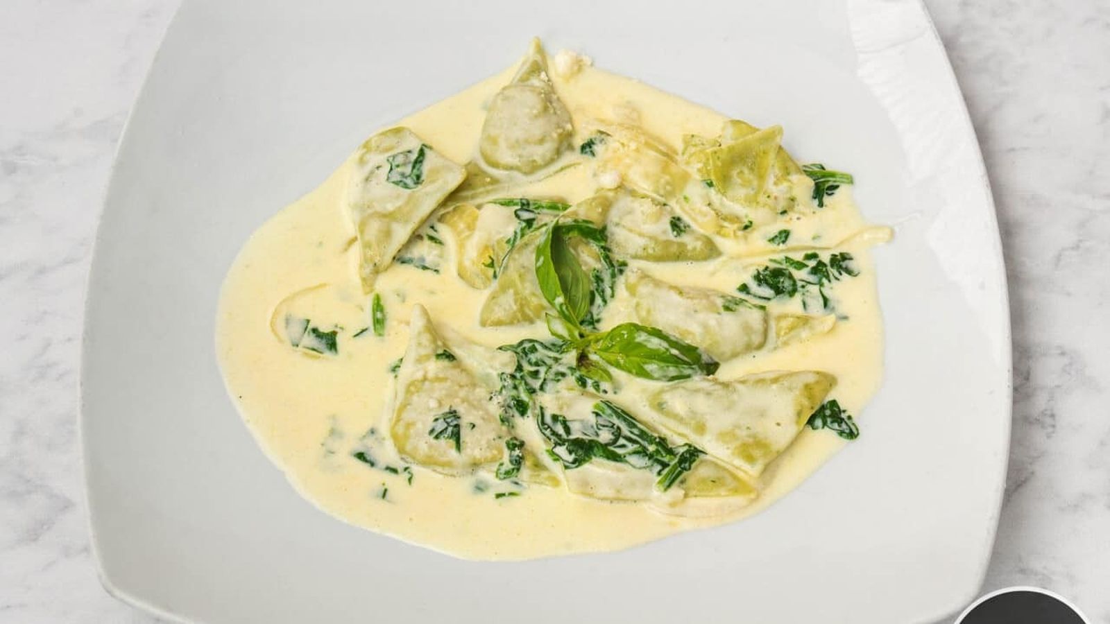 Raviolis de espinaca , gorgonzola y pera con nuestra salsa de espinaca.