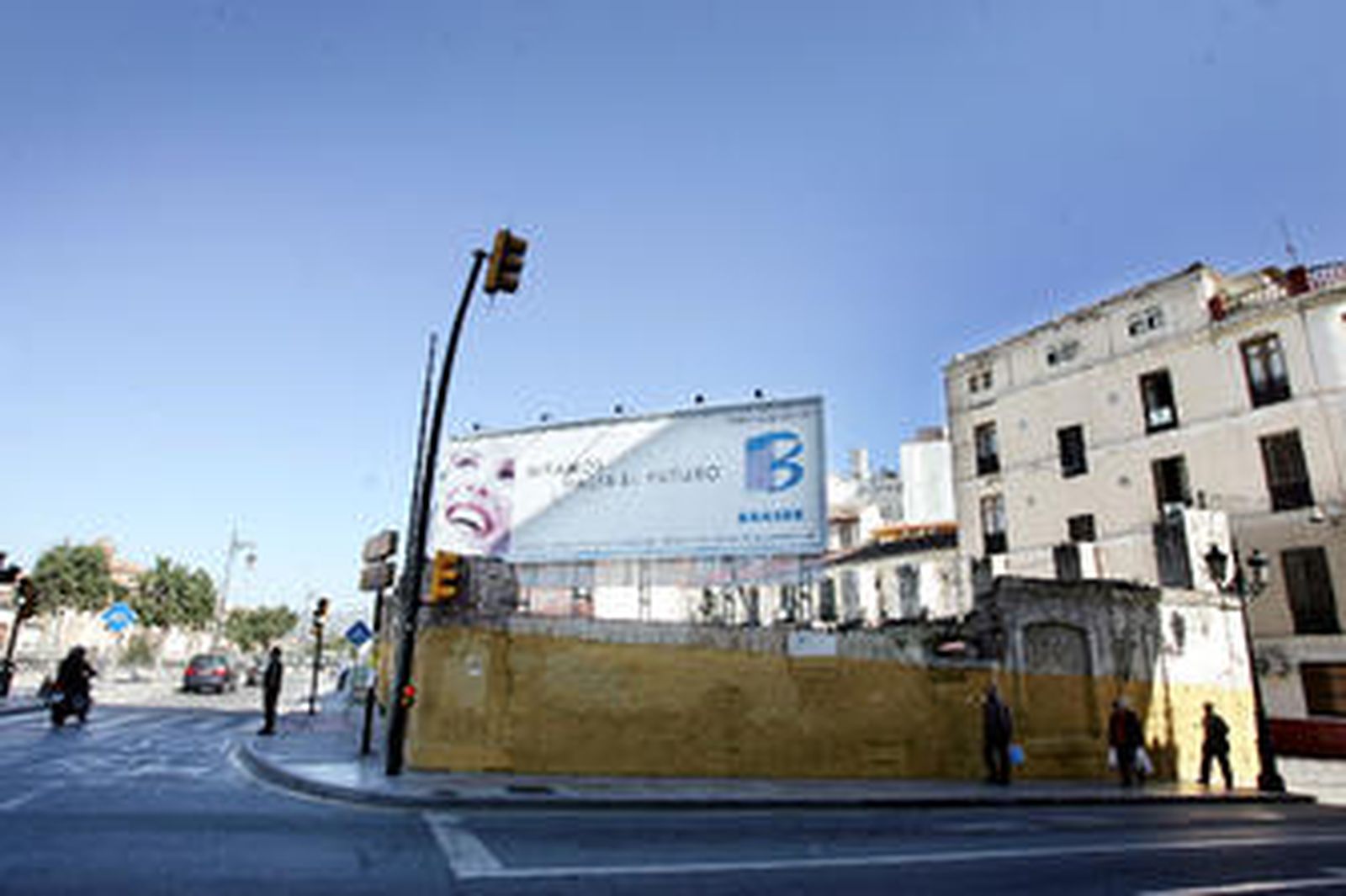 Junta y Ayuntamiento quieren que el hotel de Hoyo de Esparteros "vea la luz"