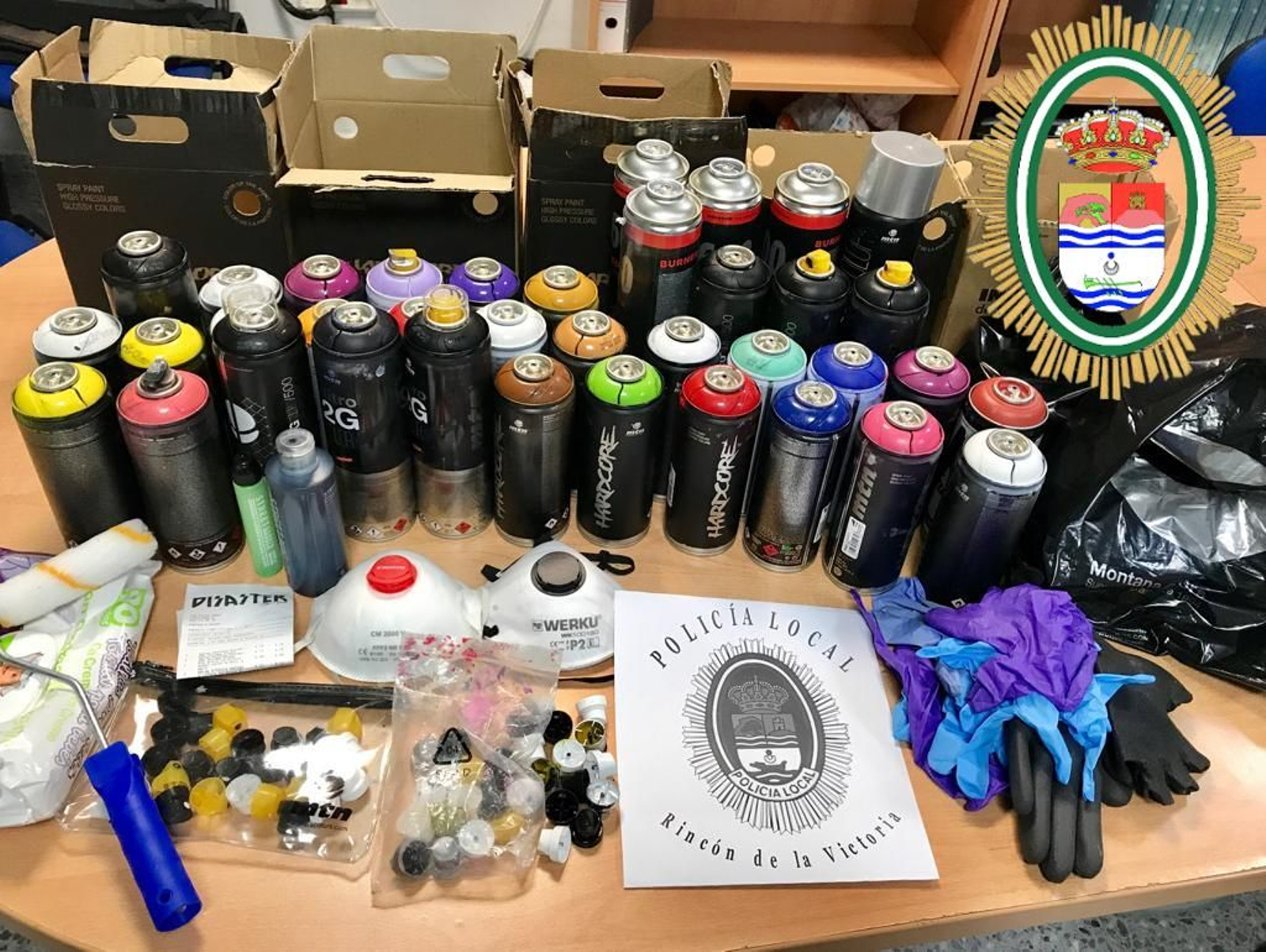 La Policía Local se incautó de 39 botes de pintura spray, boquillas, guantes, rulos y mascarillas.