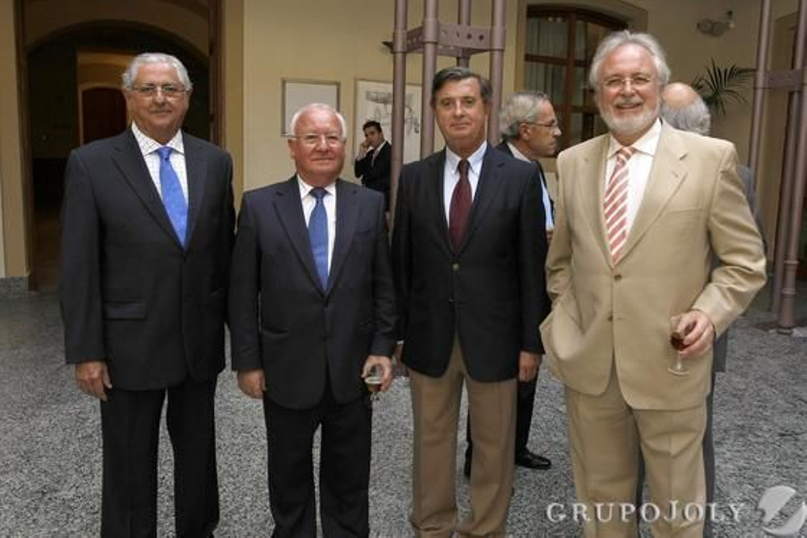 José Eduardo Sánchez Romero, del Colegio de Procuradores; Fernando Lepiani, de la Asociación del Cuerpo Consular; José María García León y Enrique Montiel. 

Foto: Julio Gonzalez-Joaquin Pino-Jose Braza