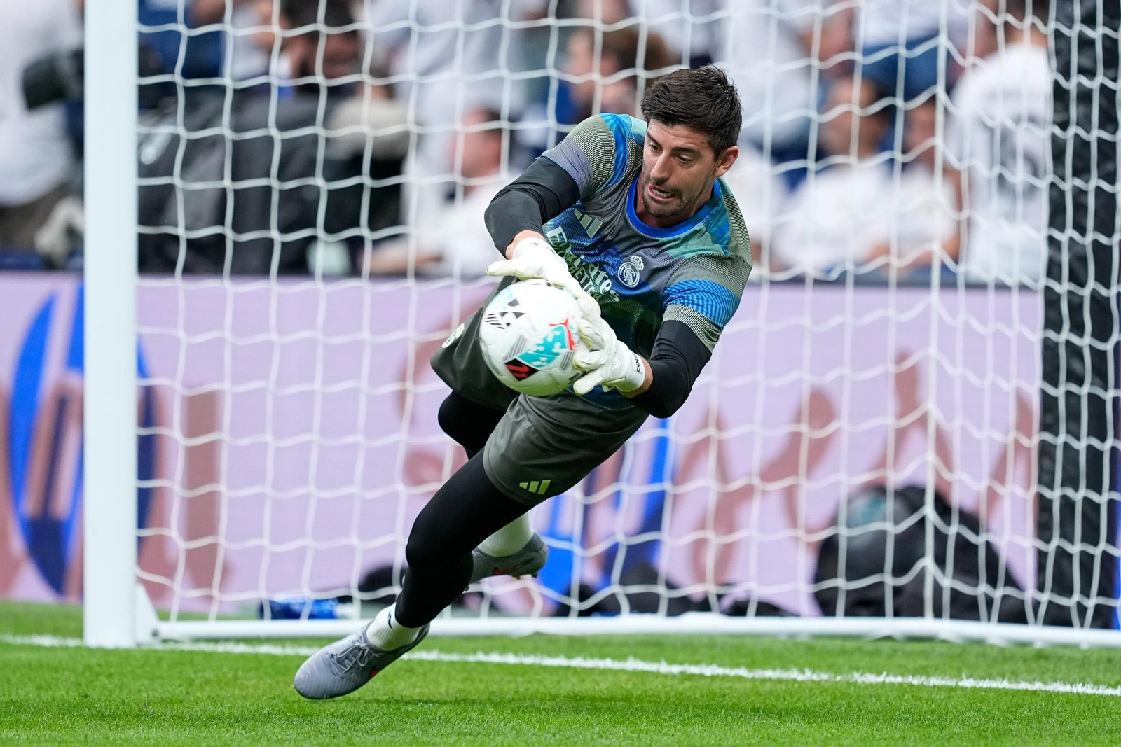 EuropaPress_6970364_Thibaut_Courtois_of_Real_Madrid_CF_warms_up_during.jpg