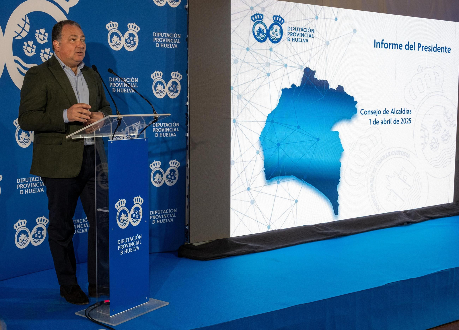 El presidente de la Diputación, David Toscano, durante la presentación de su informe a los ayuntamientos.
