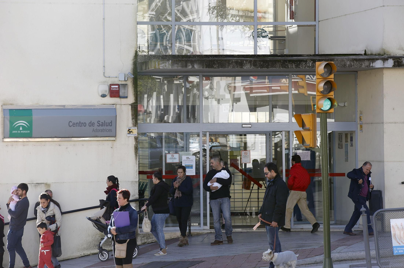 Fachada del centro de salud de Adoratrices.