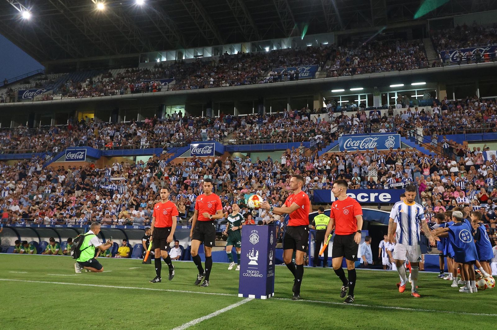 Búscate en las gradas del estadio en la celebración del Trofeo Colombino