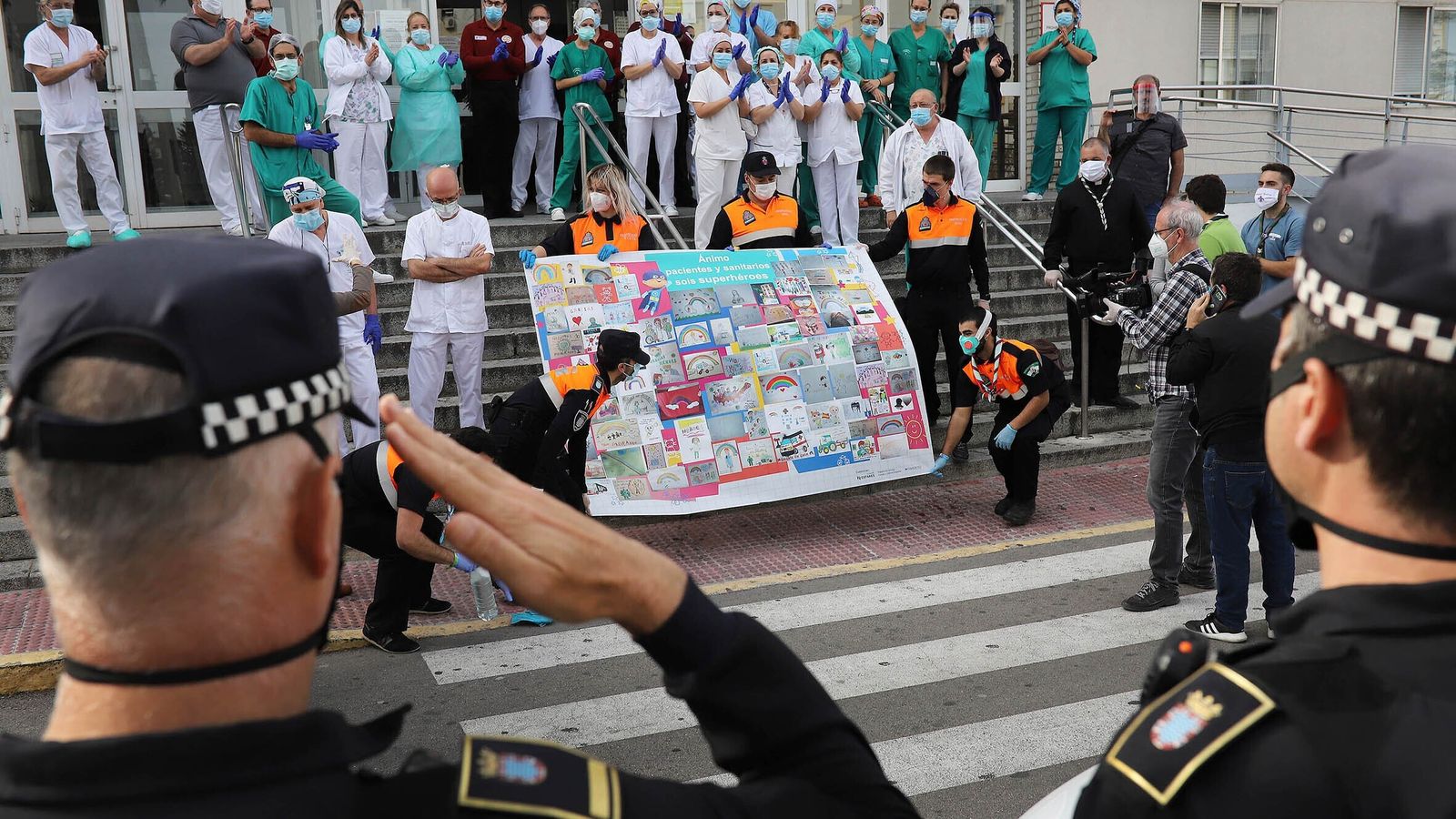 El Hospital de Jerez recibe el primer mural infantil homenaje a los sanitarios, en abril de 2020.