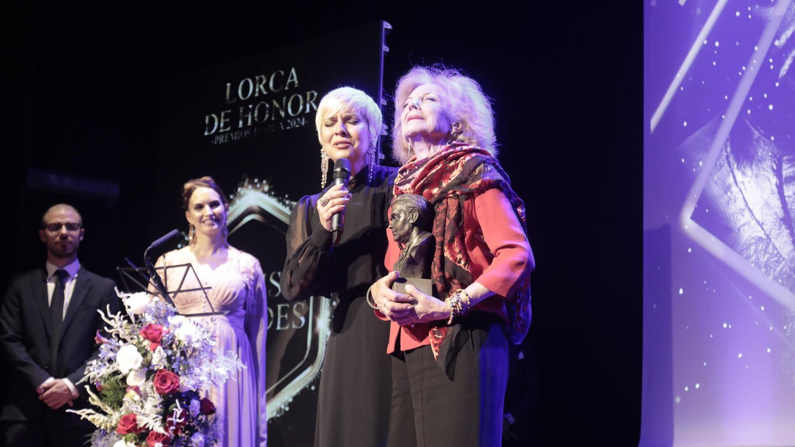 Marisa Paredes y Pasión Vega en uno de los momentos más emotivos de la noche Marisa Paredes y Pasión Vega en uno de los momentos más emotivos de la noche