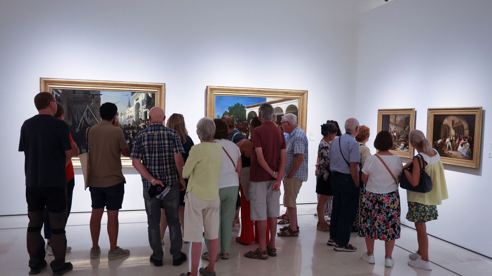 Grupos de visitantes en el Museo Thyssen de Málaga.