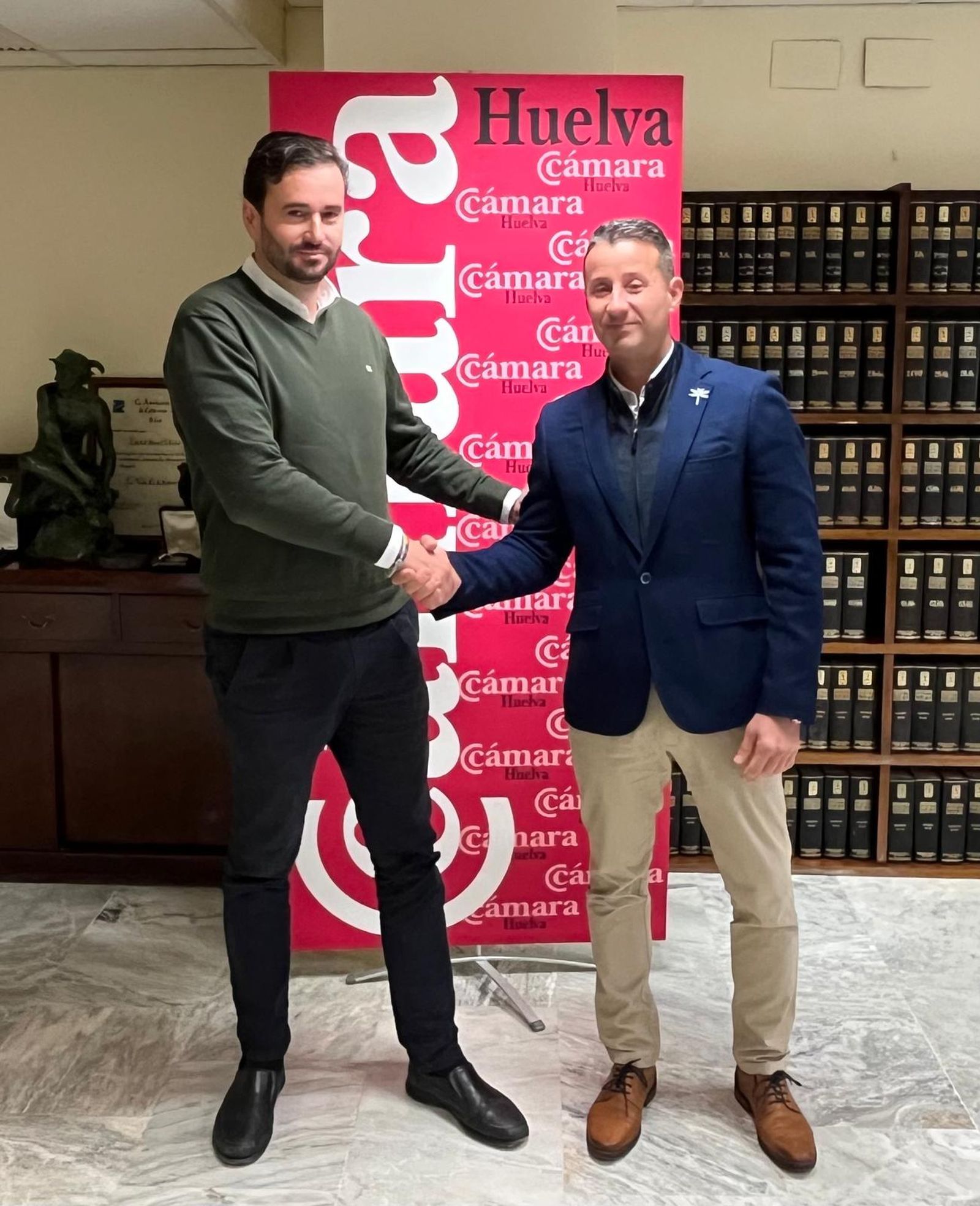El presidente de la Cámara de Comercio, Daniel Toscano, con Miguel Ángel González, representante de Eco Mining.