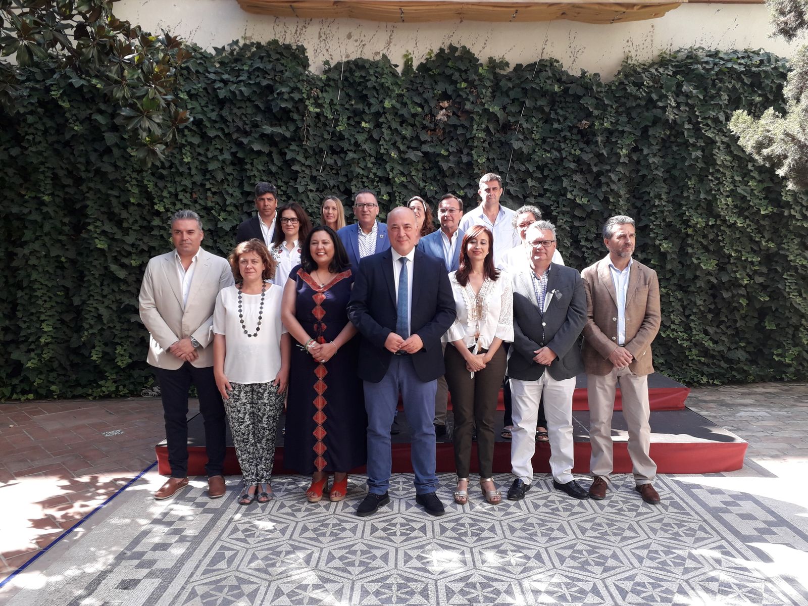 Foto de familia de la nueva corporación provincial, presidida por Antonio Ruiz.