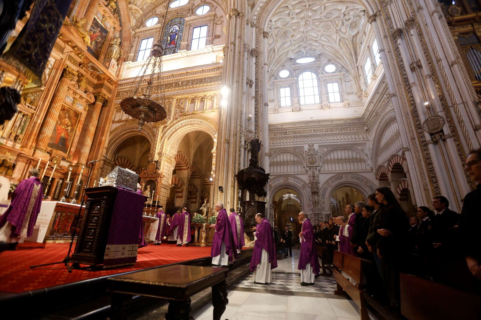 Las imágenes del funeral en Córdoba por las víctimas de la tragedia de Adamuz