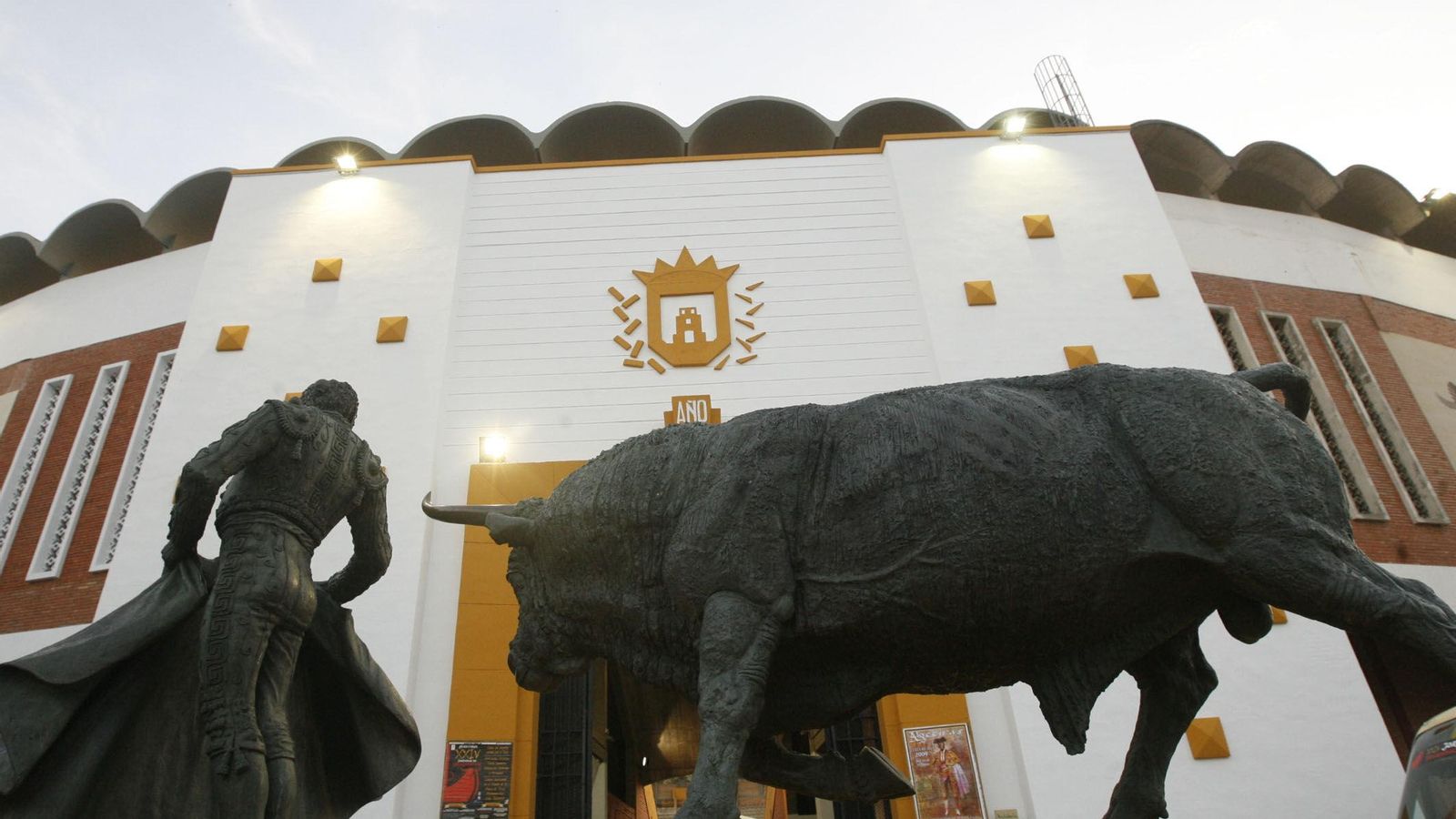 La  puerta grande de la  plaza  de toros  de Las  Palomas, con el  monumento a Miguelín.