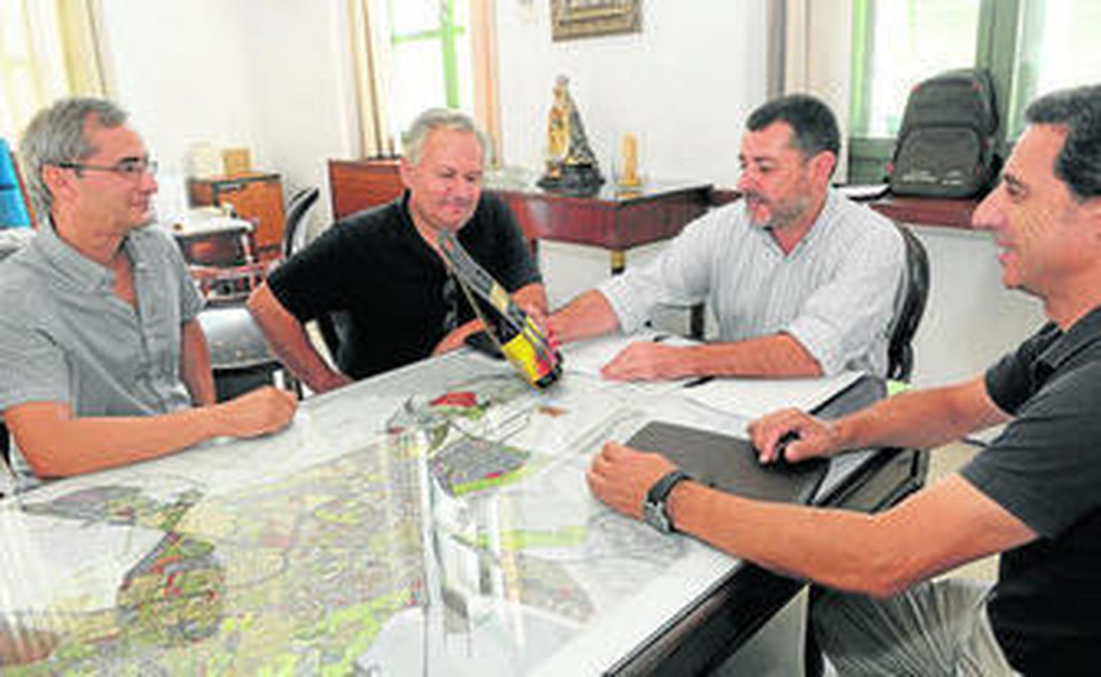 El alcalde, ayer con los cerveceros de la firma portuense MCJ.
