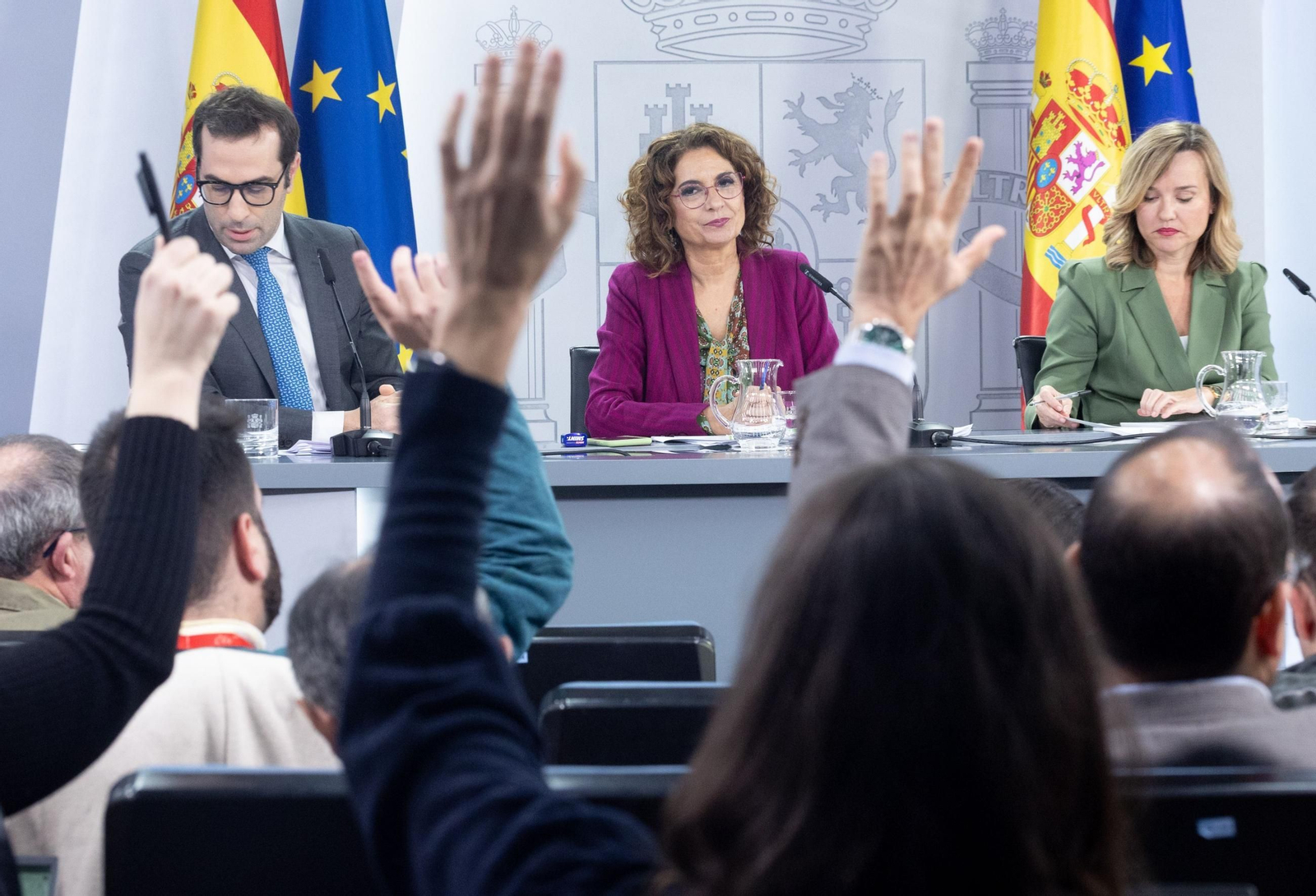 María Jesús Montero, en el centro, junto a Carlos Cuerpo y Pilar Alegría.