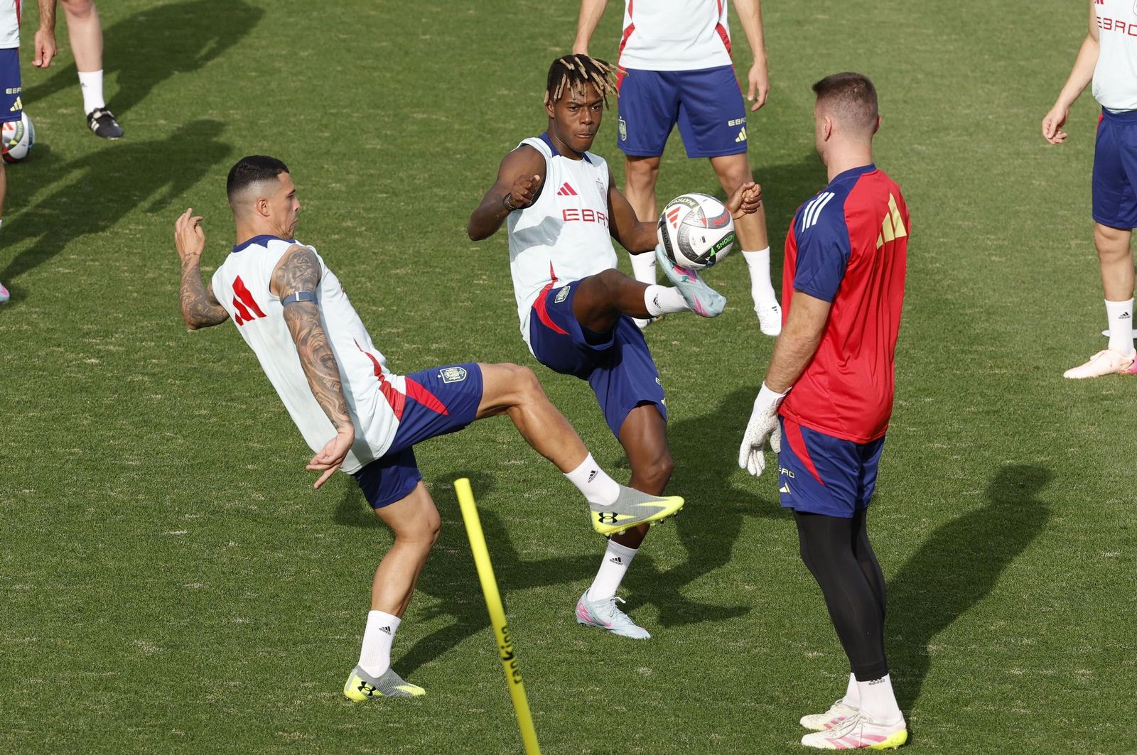 Dean Huijsen sonríe con España mientras espera a Isco