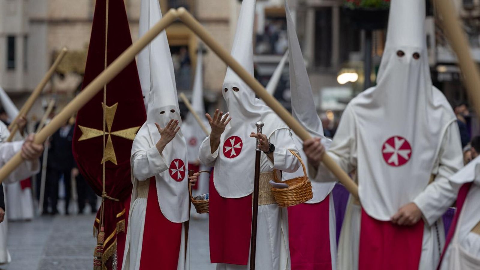 Los cofrades se rinden ante los grandes pasos de misterio del Lunes Santo