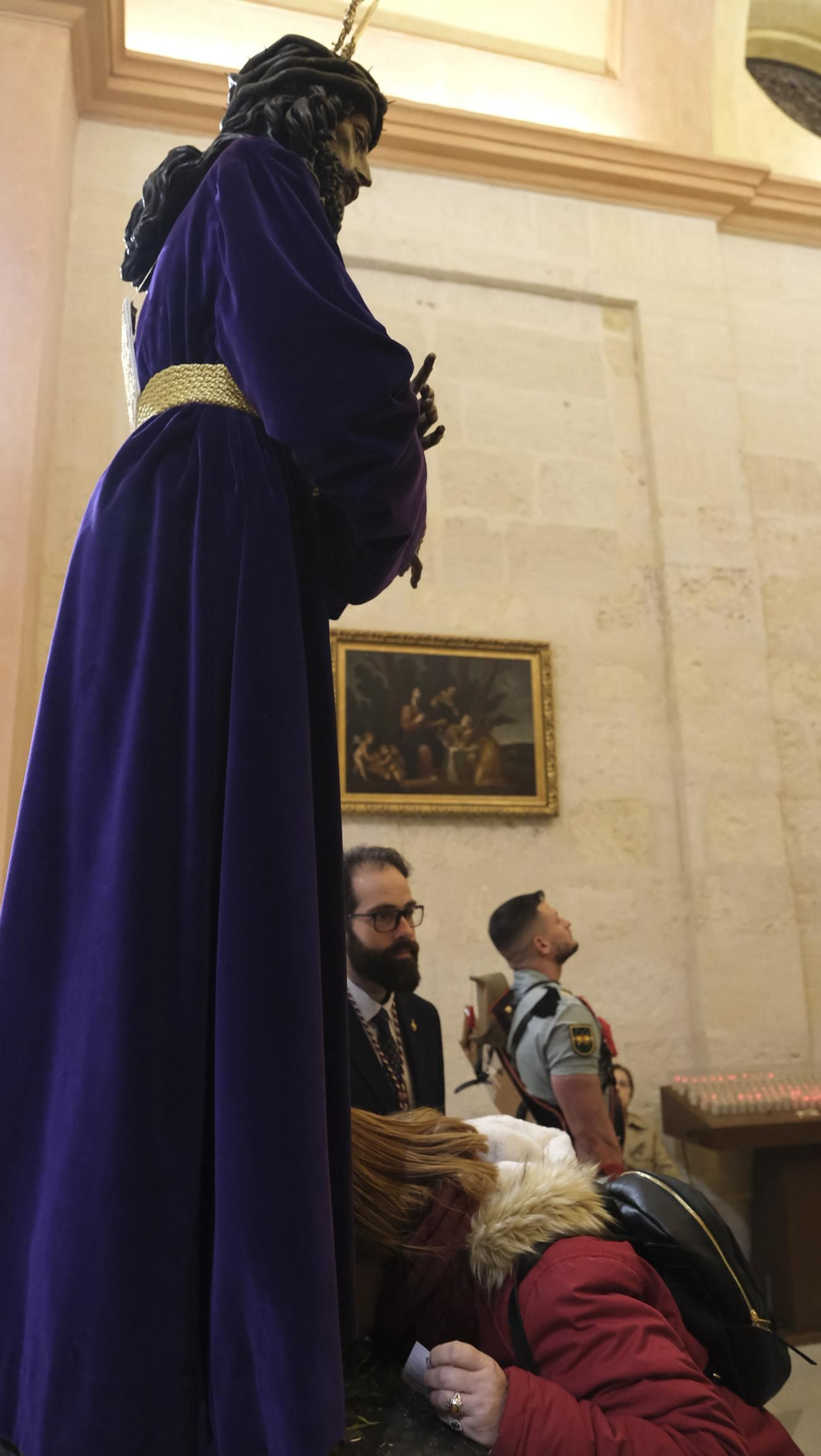 Imágenes del multitudinario besapiés del Cristo de Medinaceli en la Catedral de Almería
