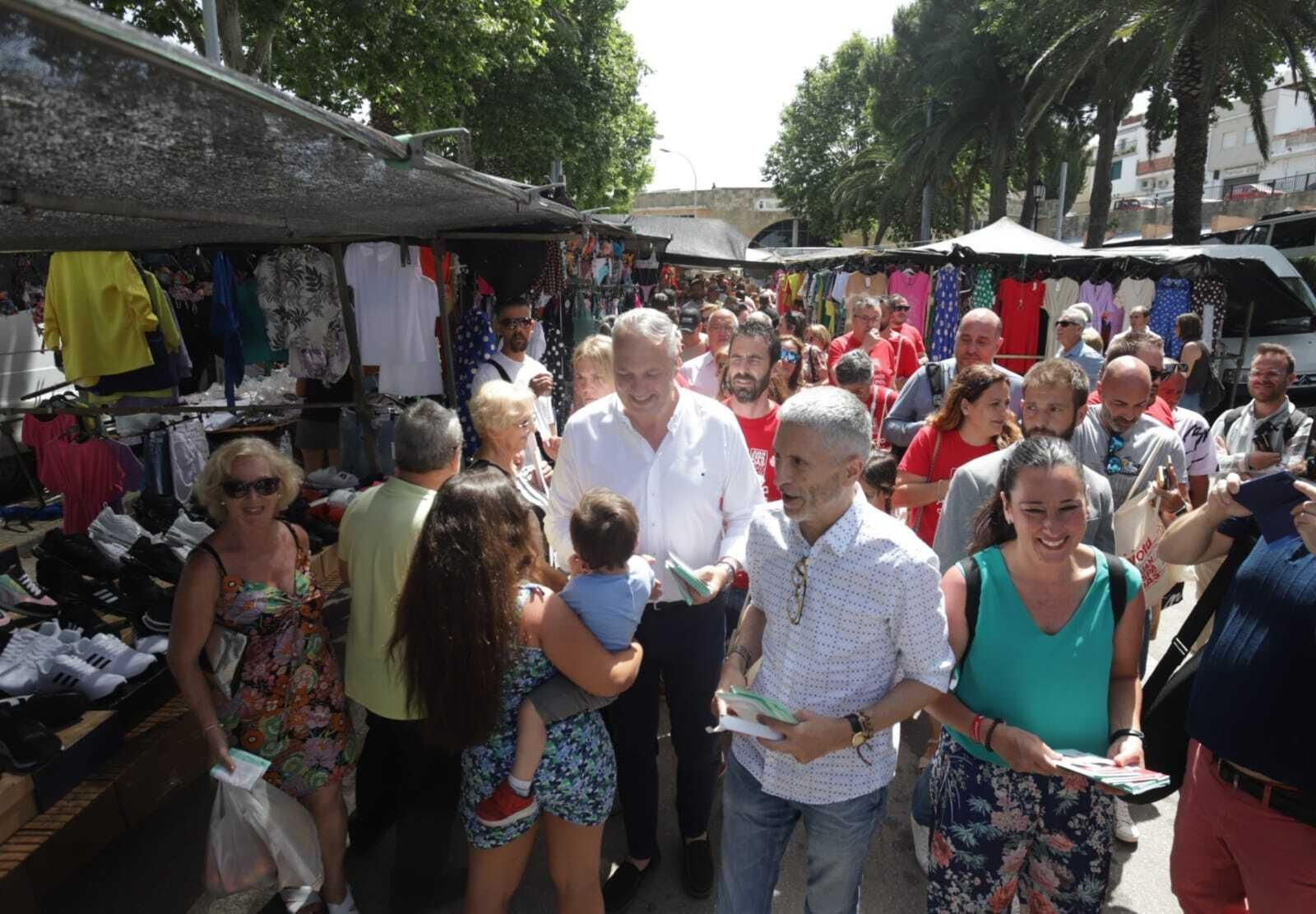 Marlaska, junto a Ruiz Boix y Arrabal, en el mercadillo de San Roque.