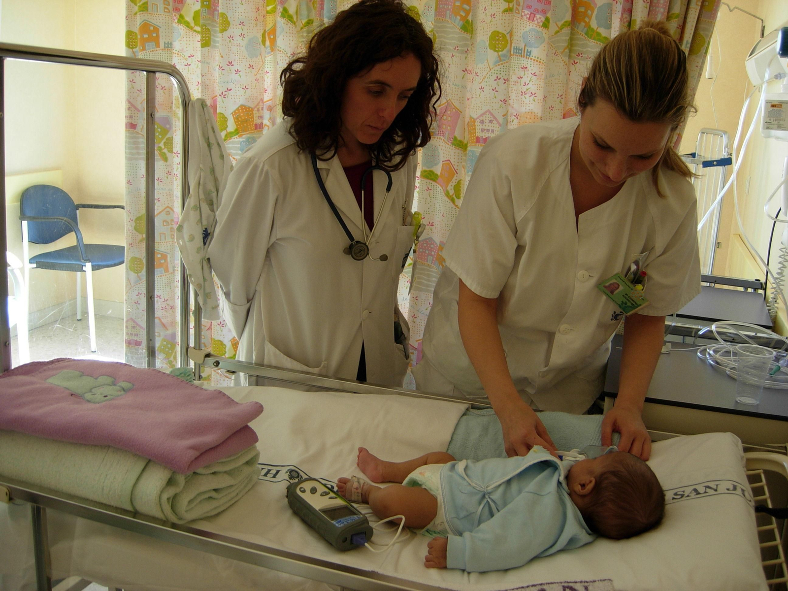 Pediatras chequean a bebé con bronquiolitis.