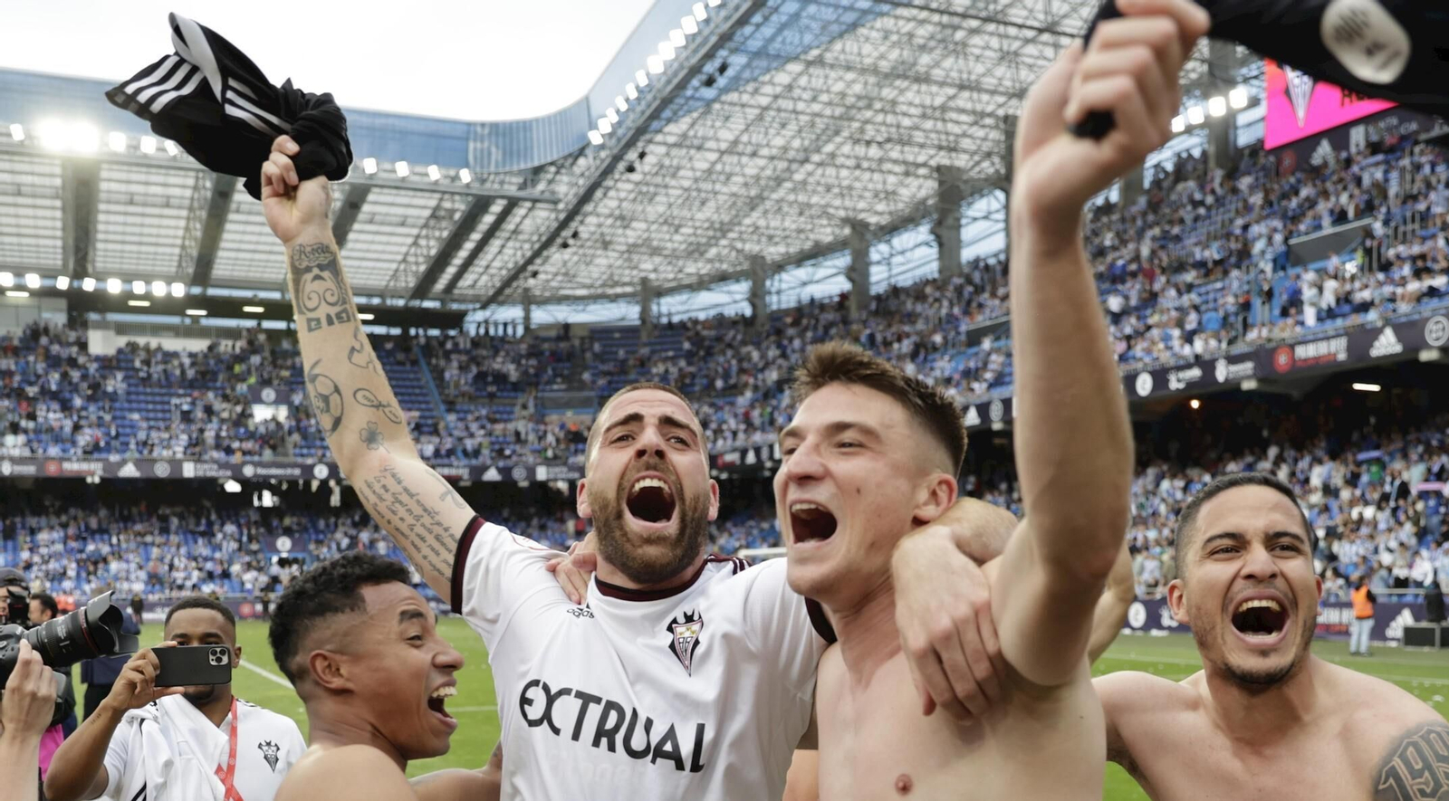 Rafa Gálvez, segundo por la izquierda, celebra con sus compañeros el ascenso del Albacete en Riazor. Rafa Gálvez, segundo por la izquierda, celebra con sus compañeros el ascenso del Albacete en Riazor.