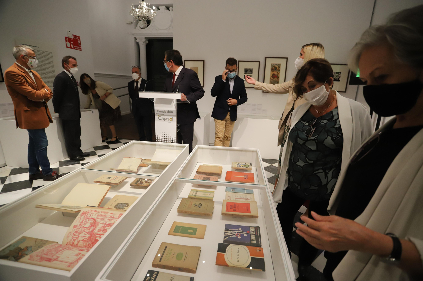 Las imágenes de la inauguración de la exposición 'Los Nuestros. Un puente de palabras'en el Comercial