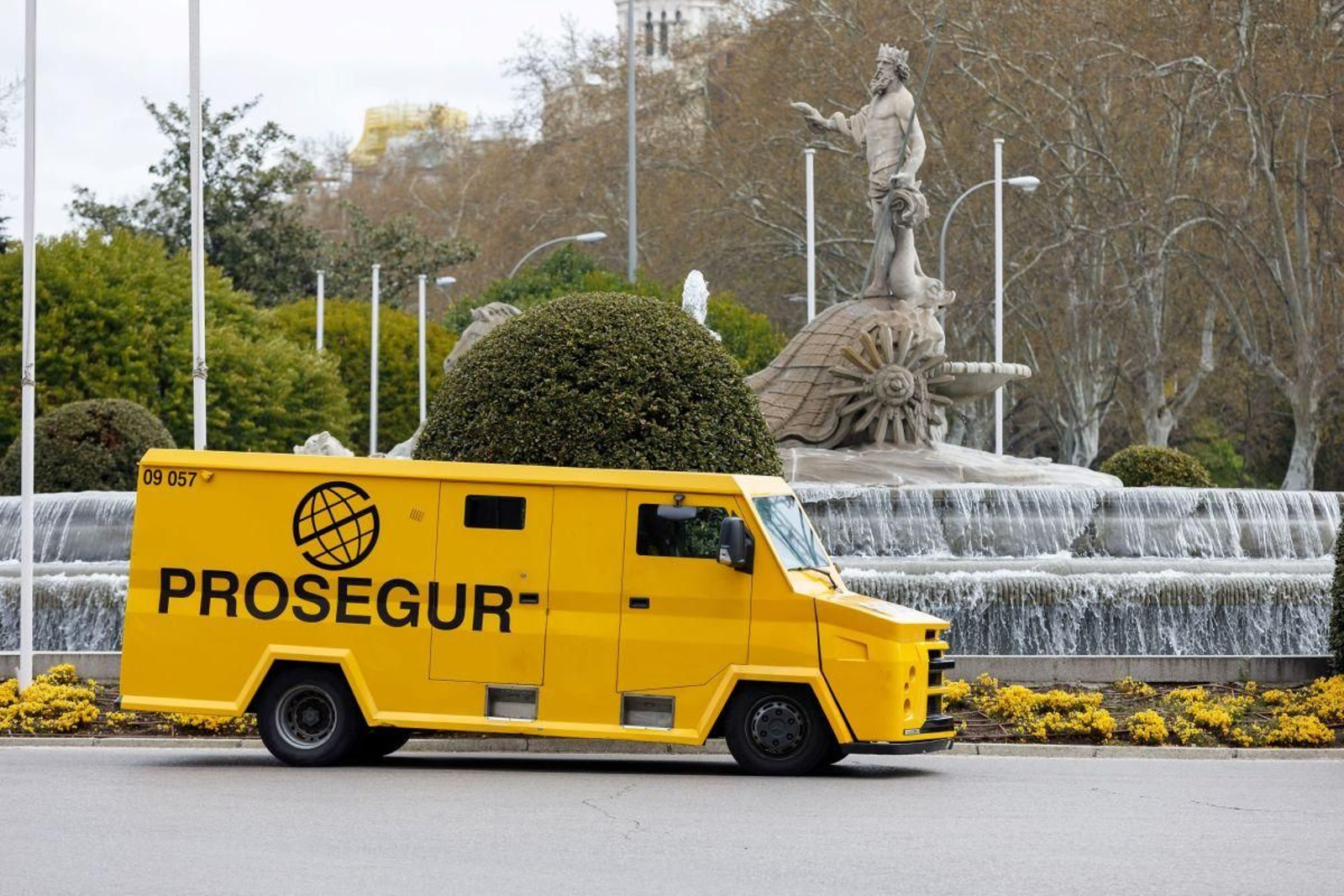 Vehículo de Prosegur en la fuentes de Neptuno.