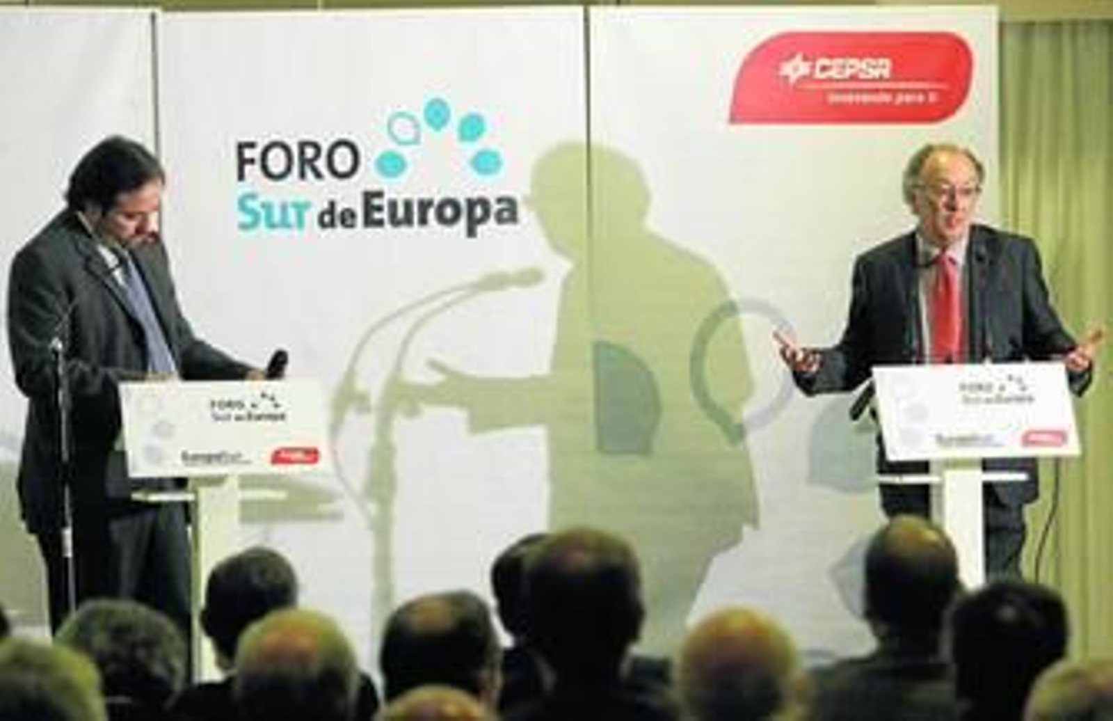 El director de 'Europa Sur', Alberto Grimaldi, junto a Fernando González Laxe, a la derecha, ayer, en el hotel Guadacorte Park.
