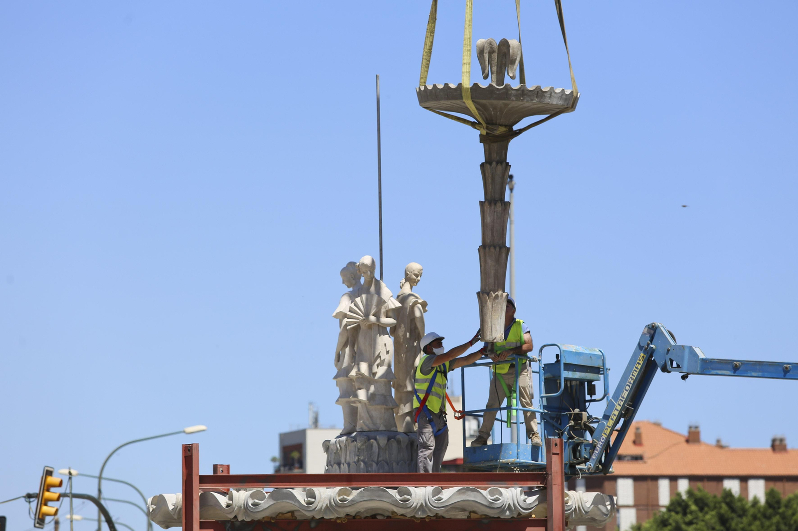 Fotos de la fuente de las Tres Gitanillas, que ya luce en la Avenida de Andalucía de Málaga