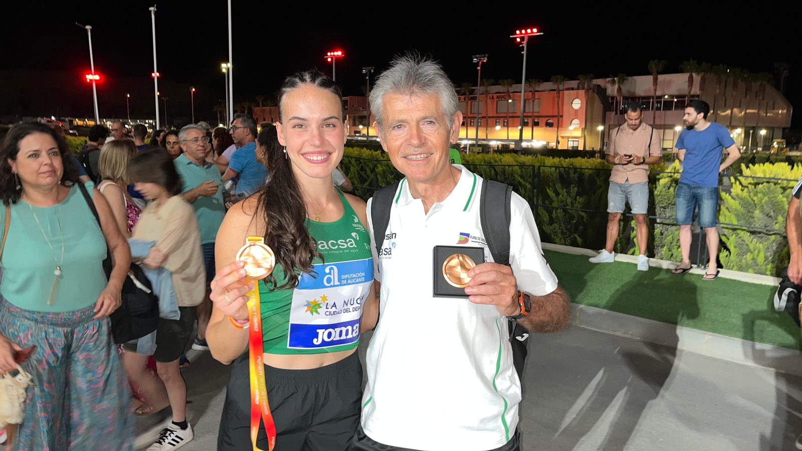 Carmen Avilés, junto a su entrenador Antonio Bravo, luce el bronce logrado en el Campeonato de España. Carmen Avilés, junto a su entrenador Antonio Bravo, luce el bronce logrado en el Campeonato de España.