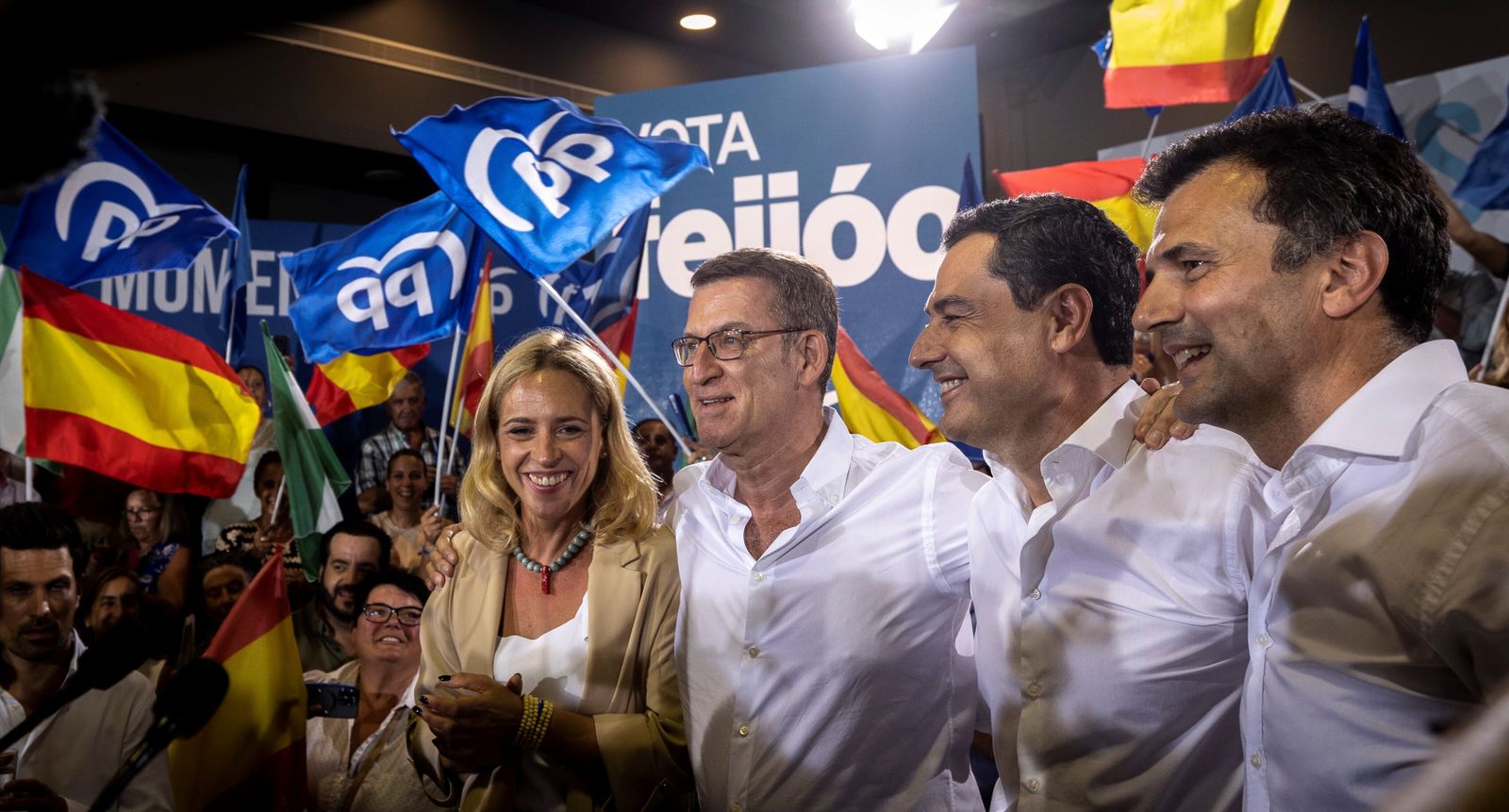 Feijóo, arropado por Juanma Moreno, Bruno García y Almudena Martínez, esta tarde en Cádiz.