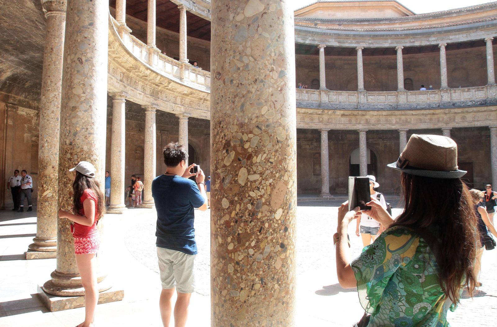 Turistas en el Palacio de Carlos V, anexo a la Alhambra.