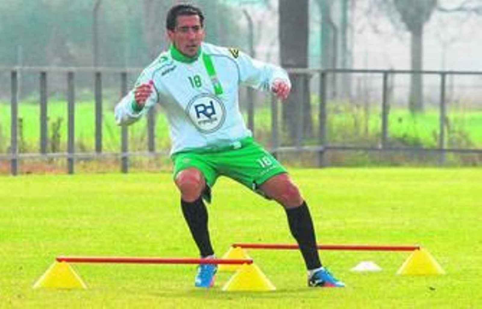 Pedro Ríos supera una parte del circuito físico dispuesto en la sesión de trabajo de ayer.