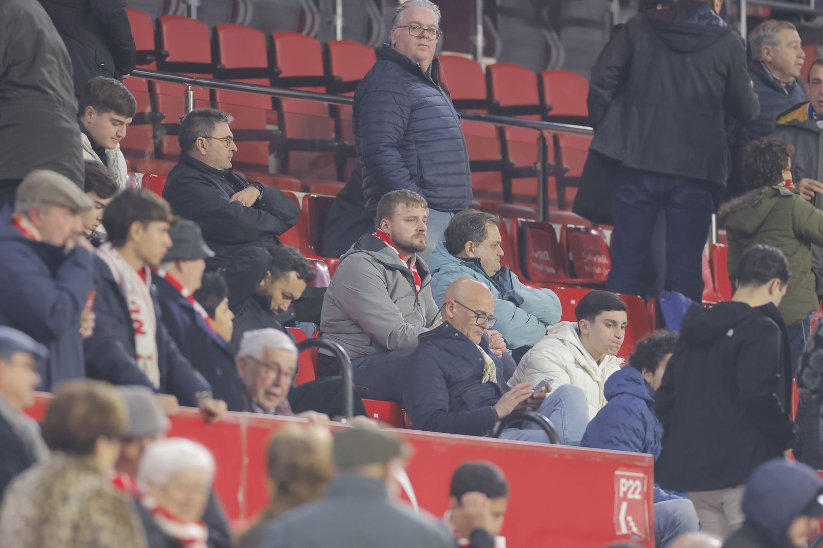 Búscate en las fotos del Sevilla - Celta