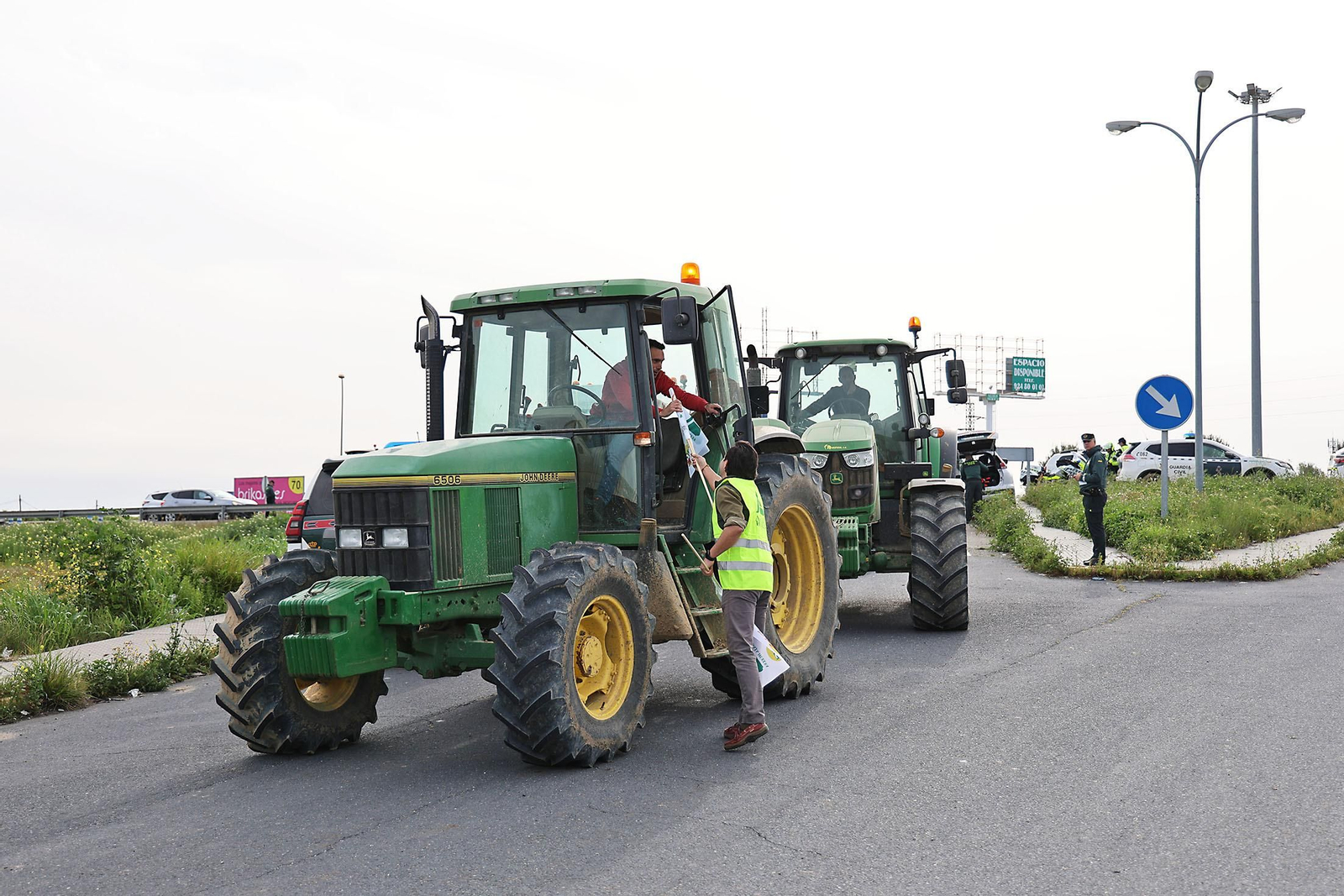 Imágenes de la multitudinaria tractorada de los agricultores en Huelva