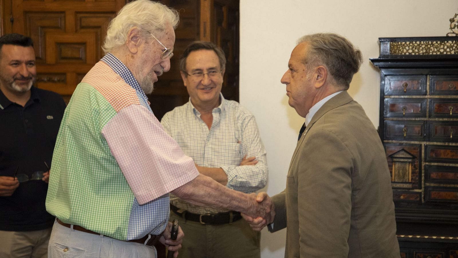 Gerardo Olivares saluda a Salvador Fuentes.