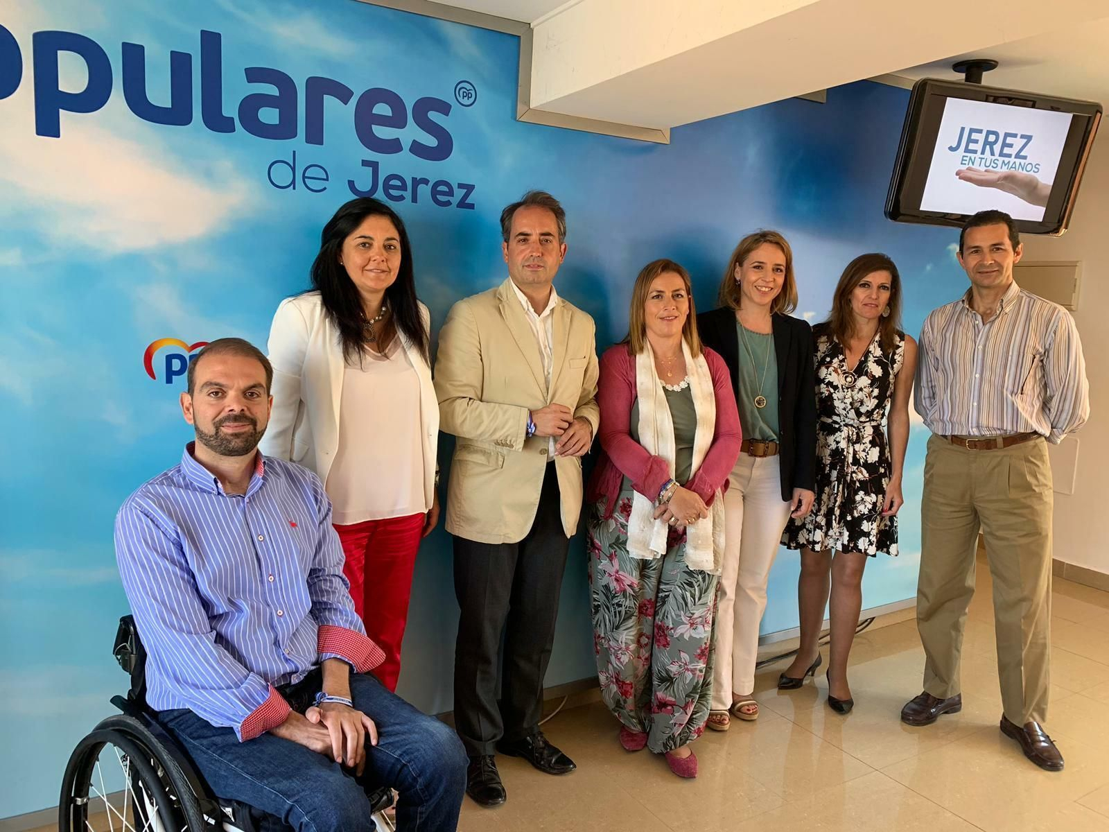 Antonio Saldaña posa en la sede del PP con miembros de Asfanuca.