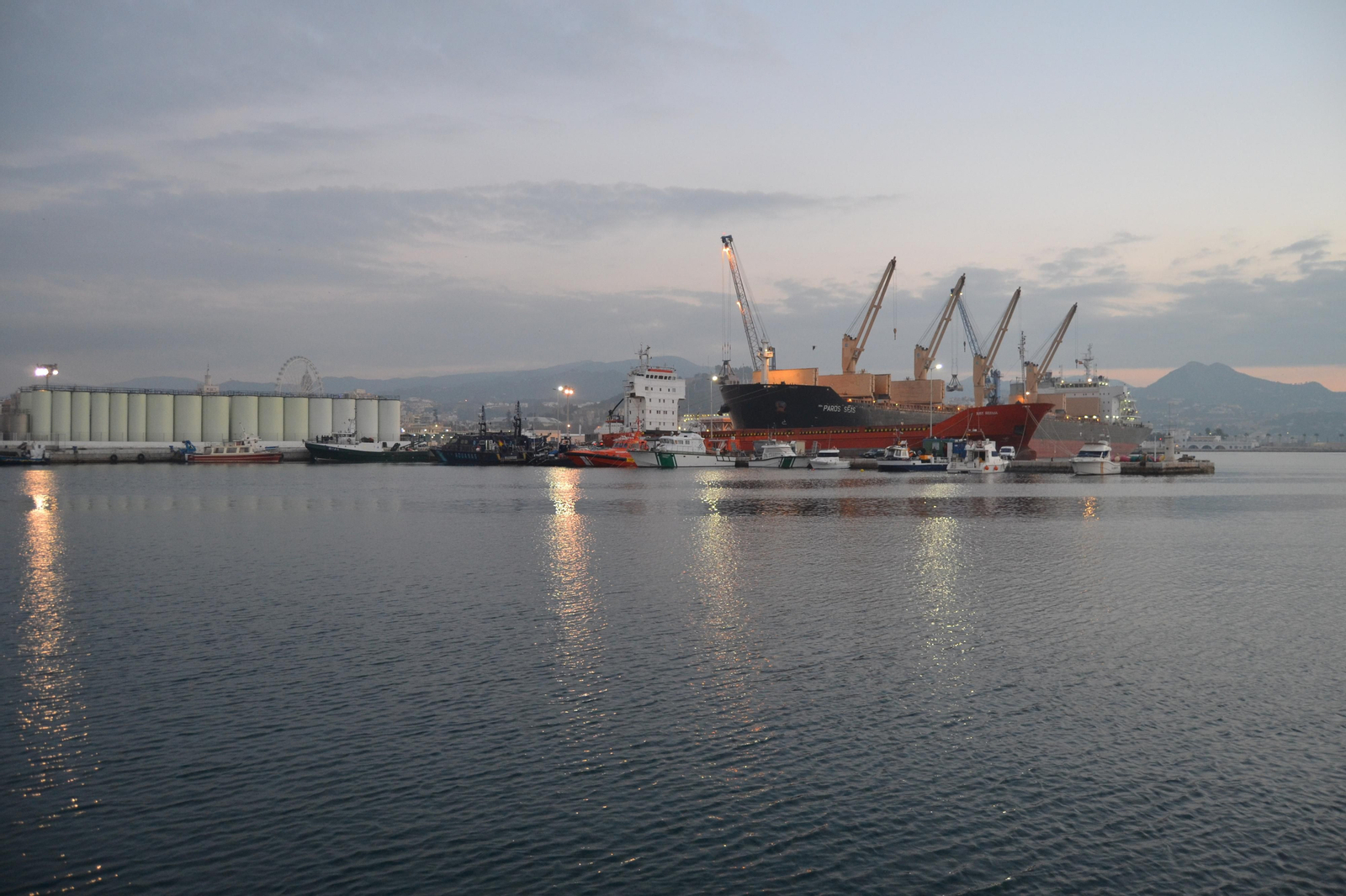 Visión del puerto de Málaga desde la dársena pesquera. Visión del puerto de Málaga desde la dársena pesquera.