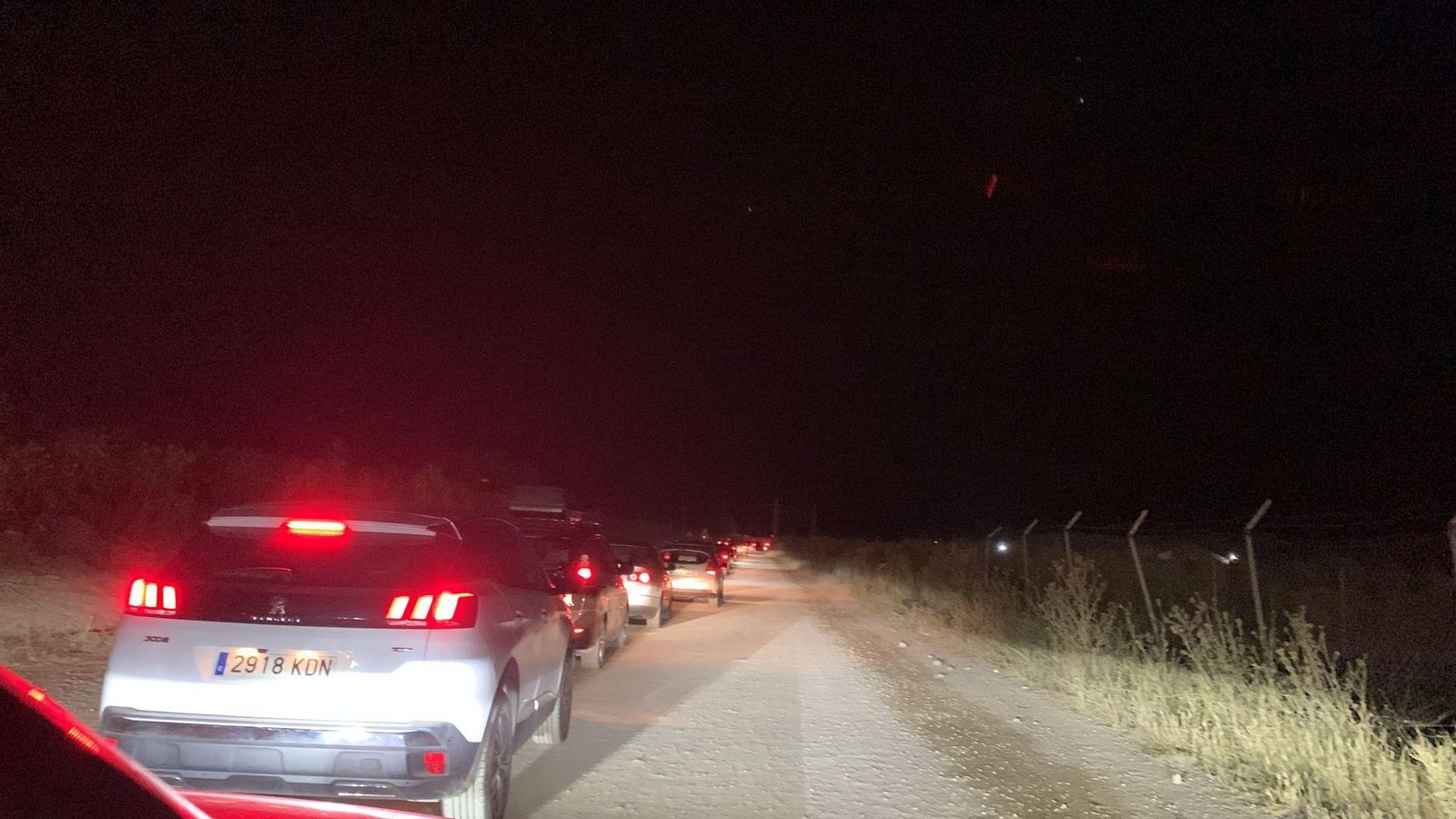 Cola a la salida del parking para llegar a la autovía.