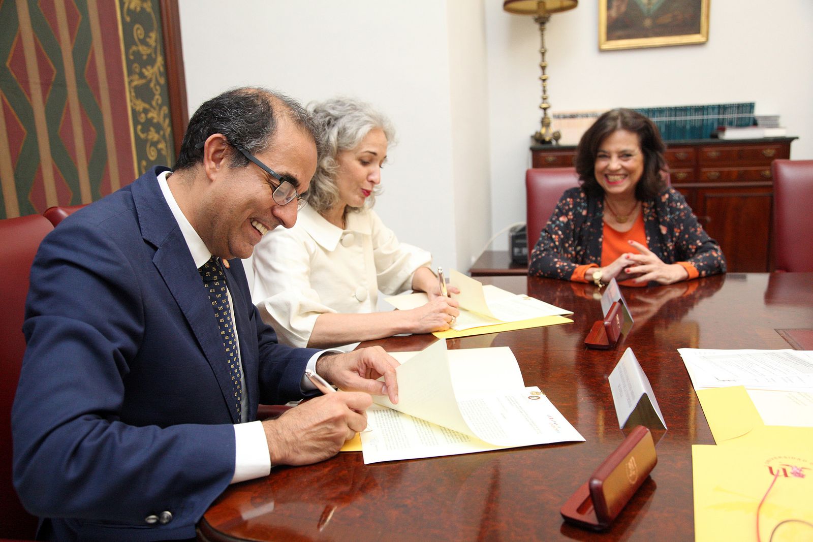 El rector de la US, Miguel Ángel Castro, firmando el acuerdo con Rosario Domínguez, de la empresa Curadas de Espanto.