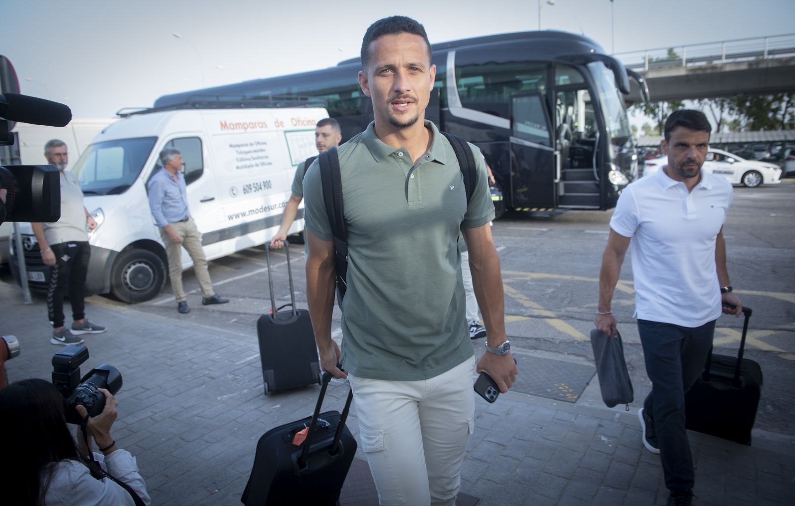Imágenes del Real Betis en el aeropuerto de Sevilla rumbo a Roma