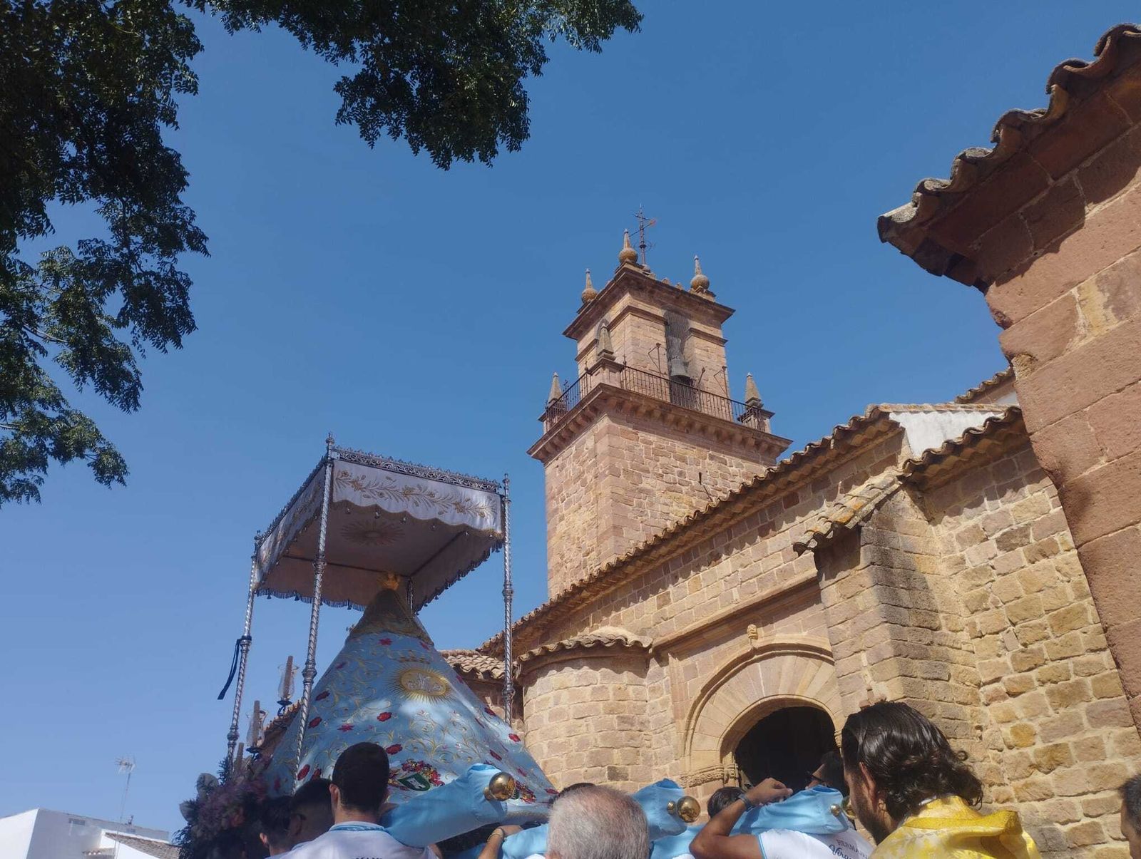 La Virgen del Sol recorre las calles de Adamuz, en imágenes