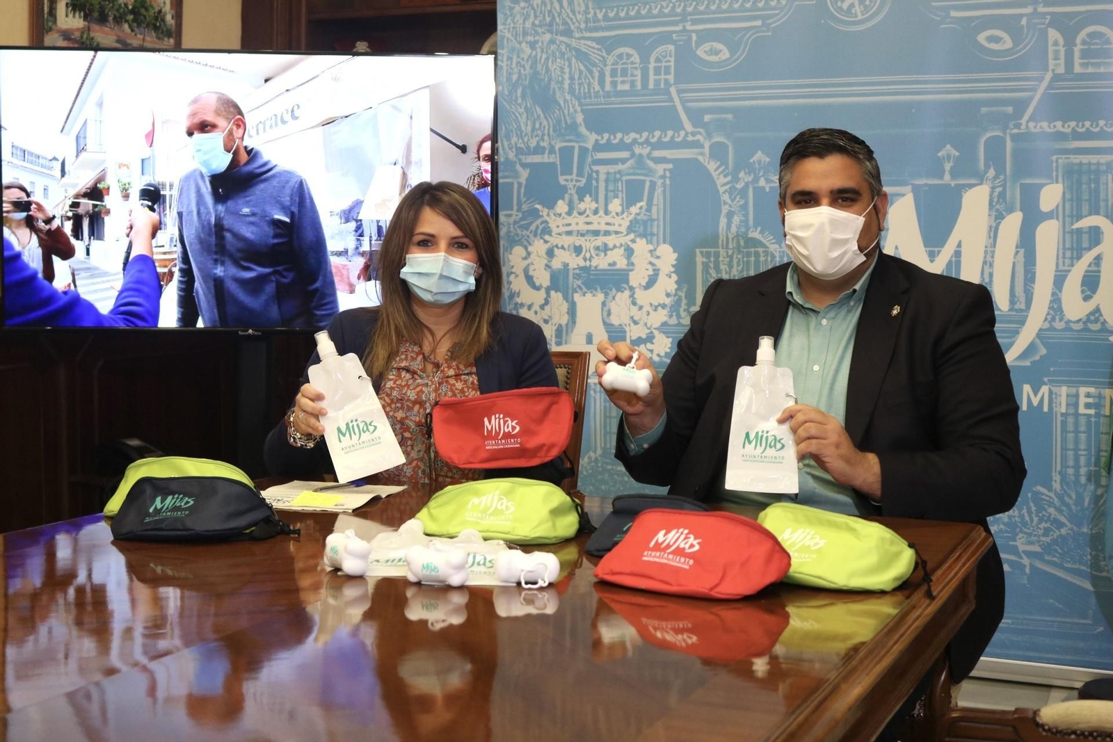 La concejala de Participación ciudadana, Tamara Vera, y el alcalde de Mijas, Josele González.