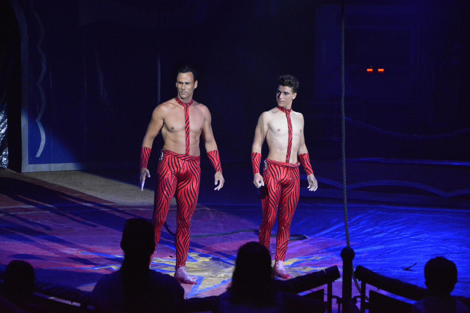 Dos artistas del espectáculo del Gran Circo Alaska.